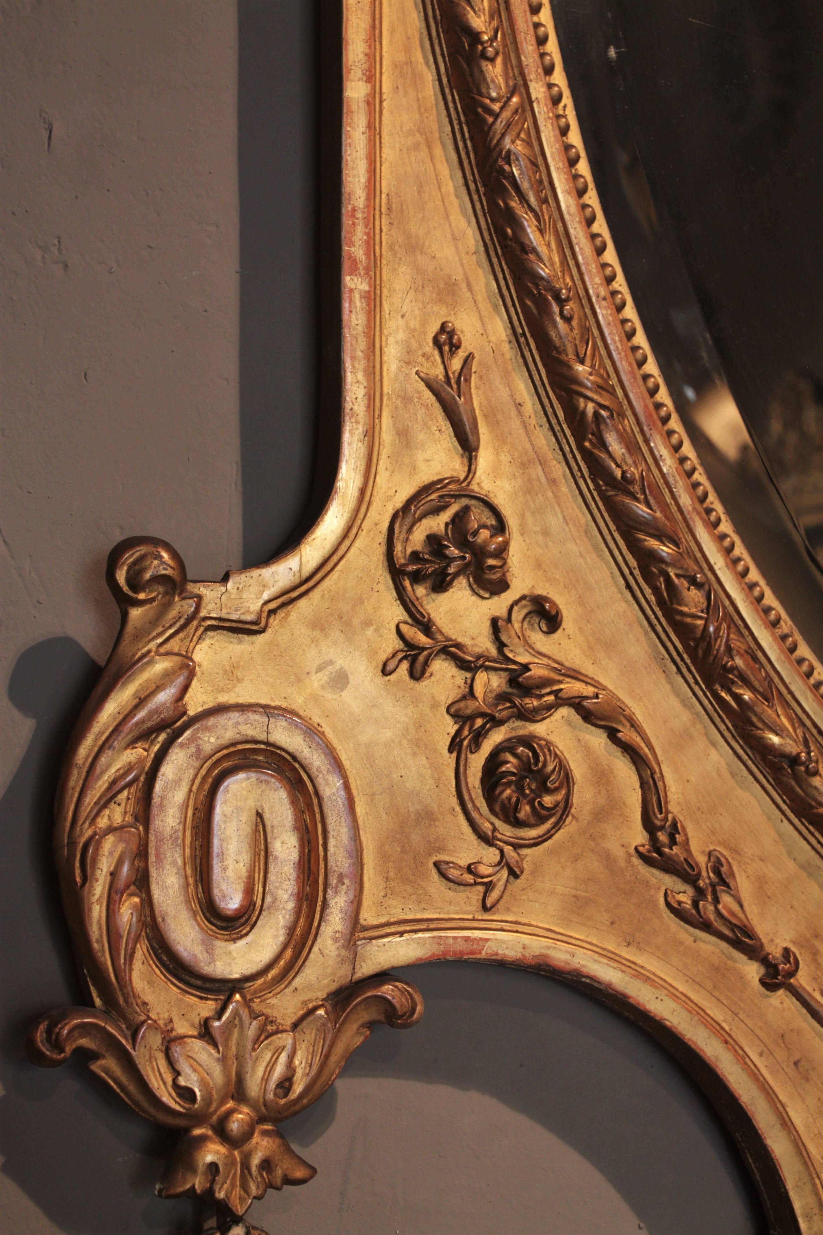 Großer palastartiger französischer Louis XVI-Spiegel aus vergoldetem Holz mit Ornamenten aus dem 19. Jahrhundert im Angebot 1
