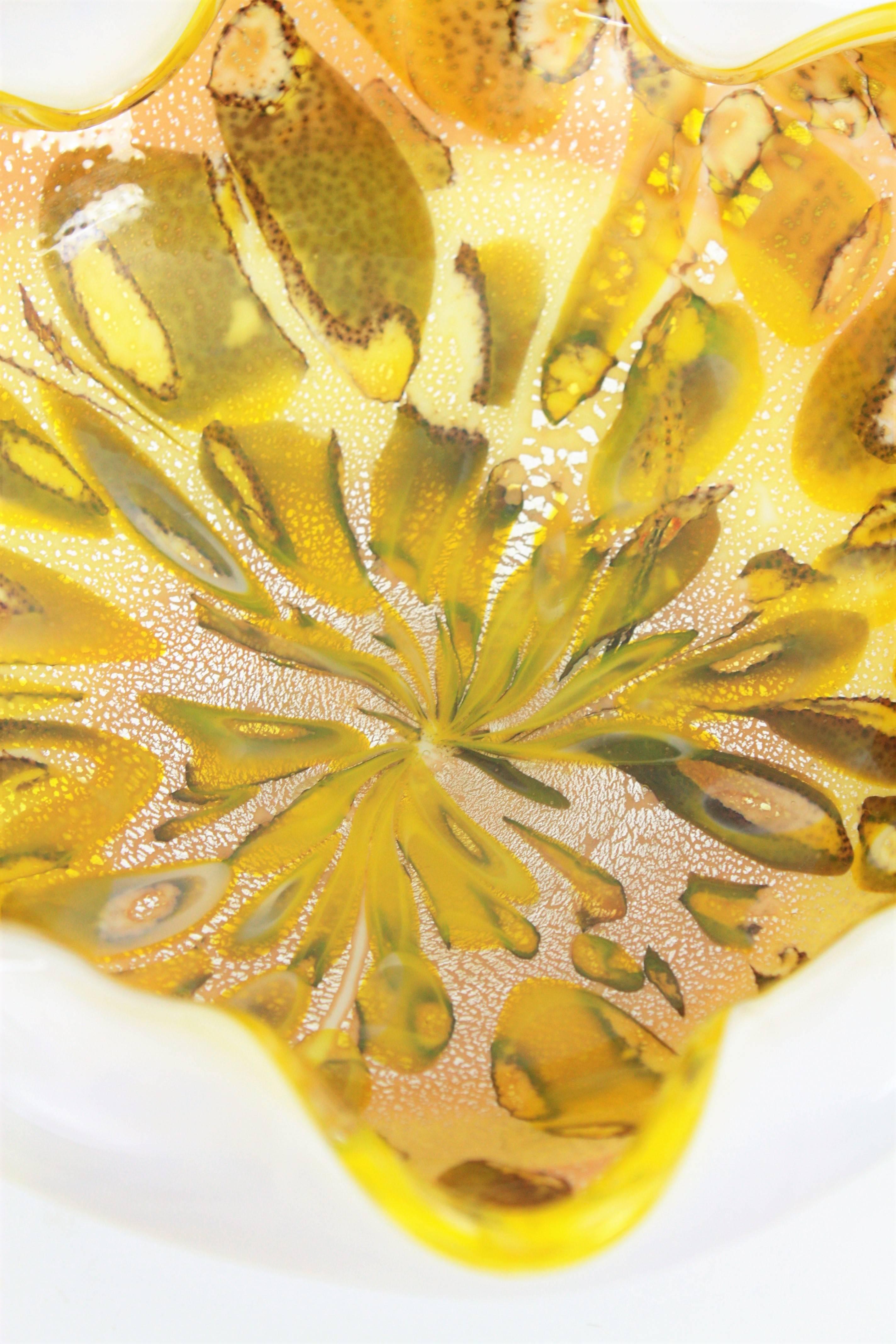 Large Dino Martens Yellow, Silver and Gold Flecked Millefiori Murano Glass Bowl (20. Jahrhundert)