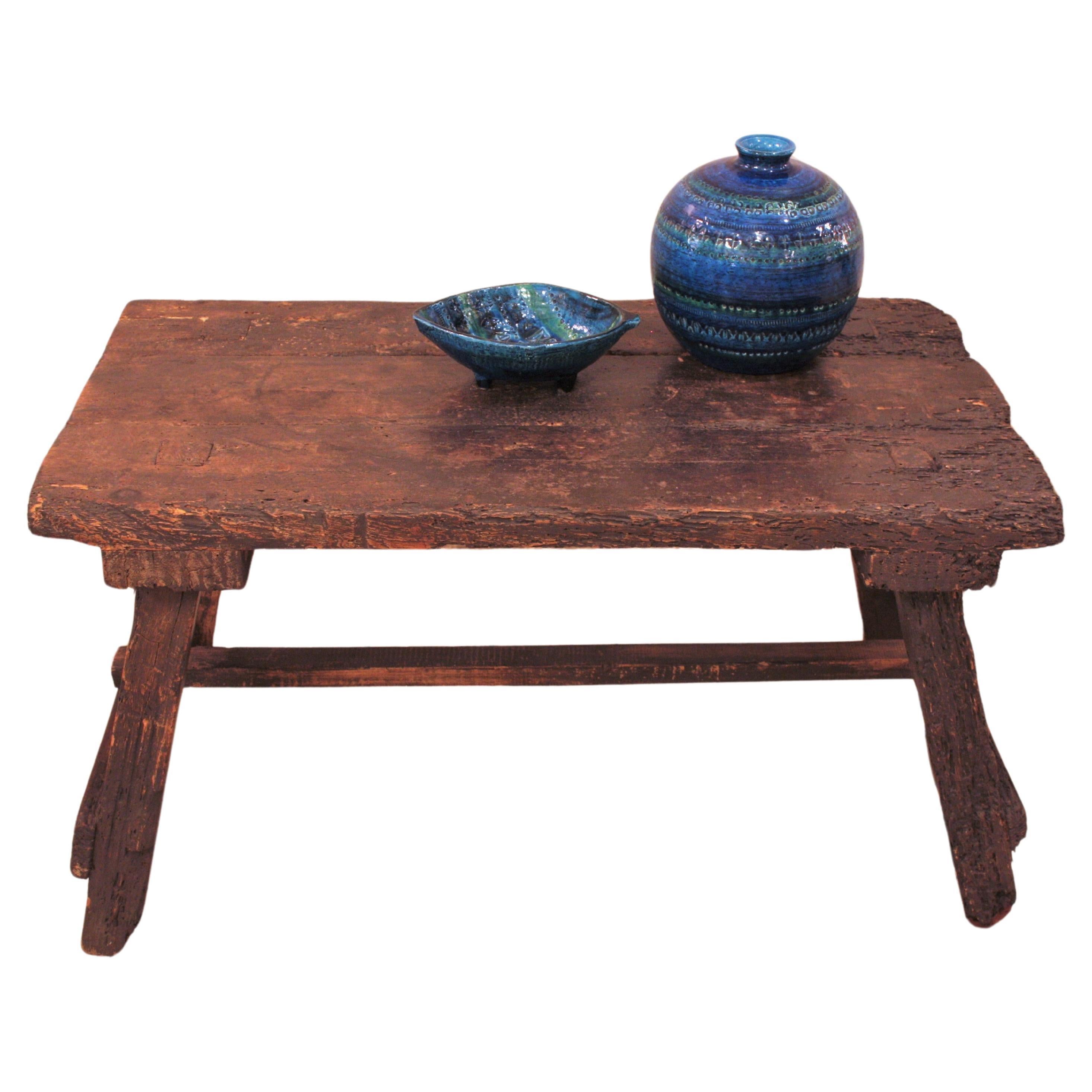 Table basse ou table d'appoint rustique primitive espagnole en vente