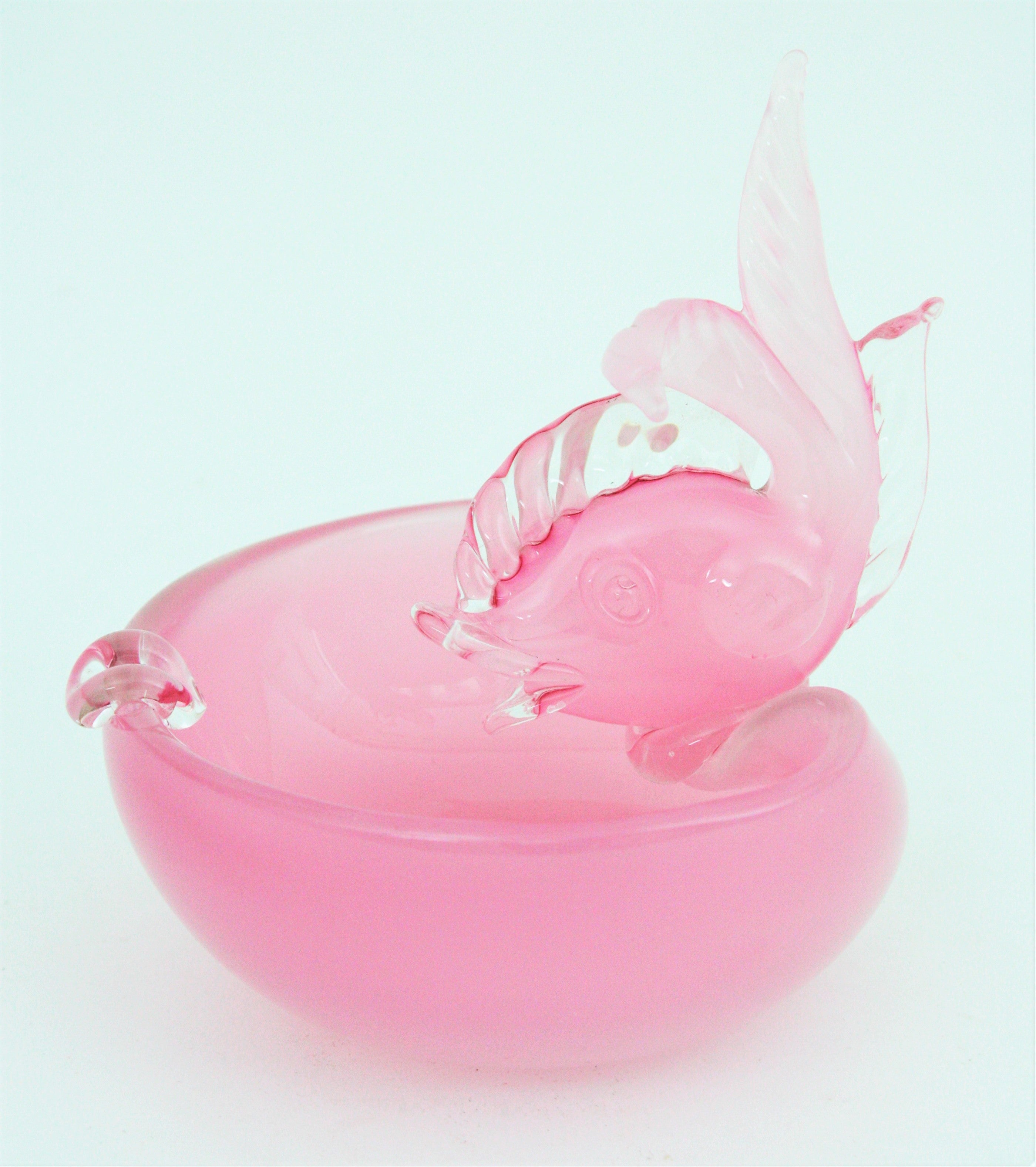 Lovely pink alabastro hand blown Murano glass ashtray or bowl with decorative fish figure. Attributed to Archimede Seguso, Italy, 1950s.
This ashtray is finely executed in opalescent pink and clear glass.
Elegant shape and design, this art glass