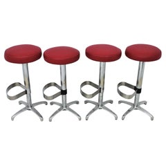Quattro sgabelli da bar del Medioevo in metallo rivestiti in similpelle rossa
