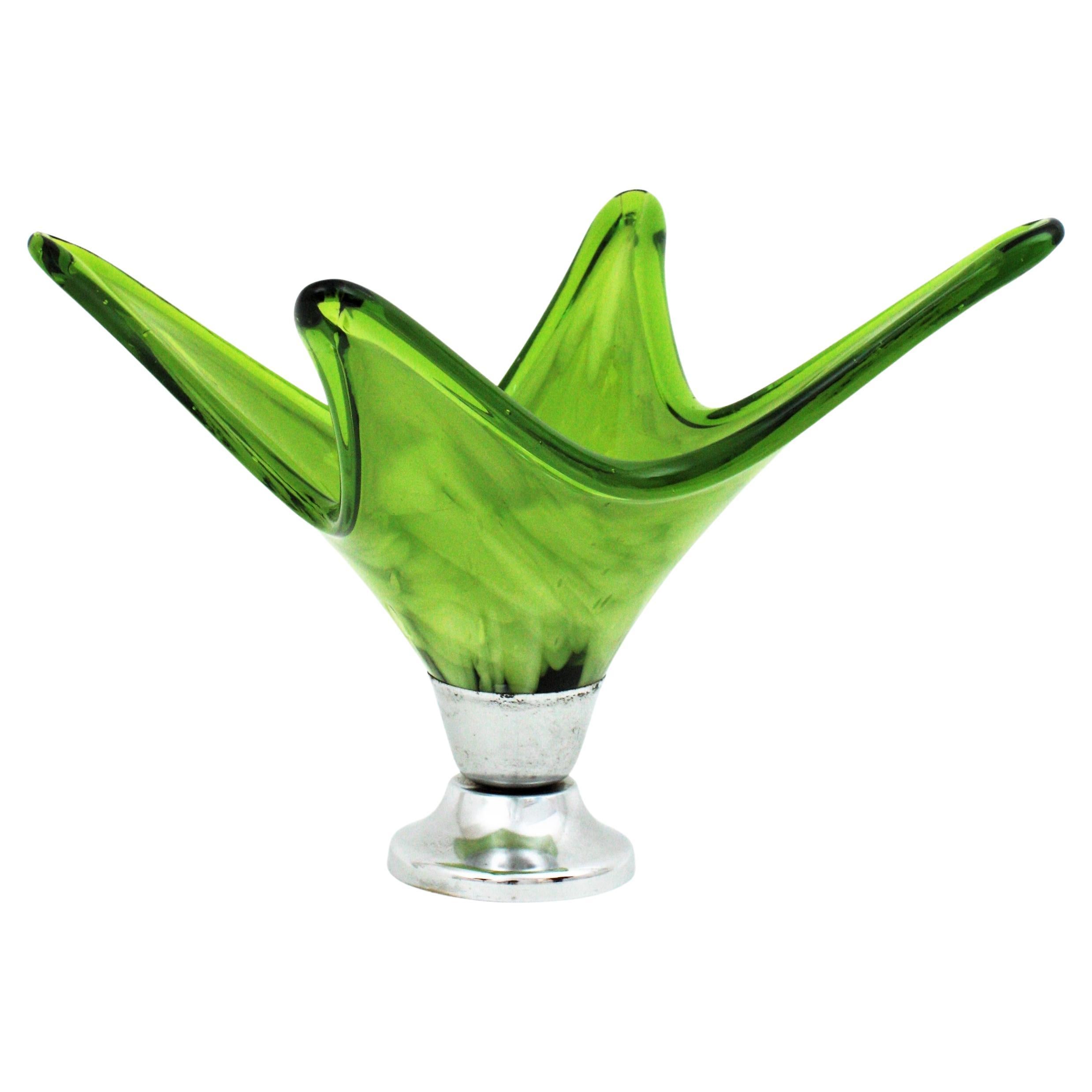 Vase de centre de table en verre de Murano de style moderne italien:: vert & et blanc:: avec base chromée