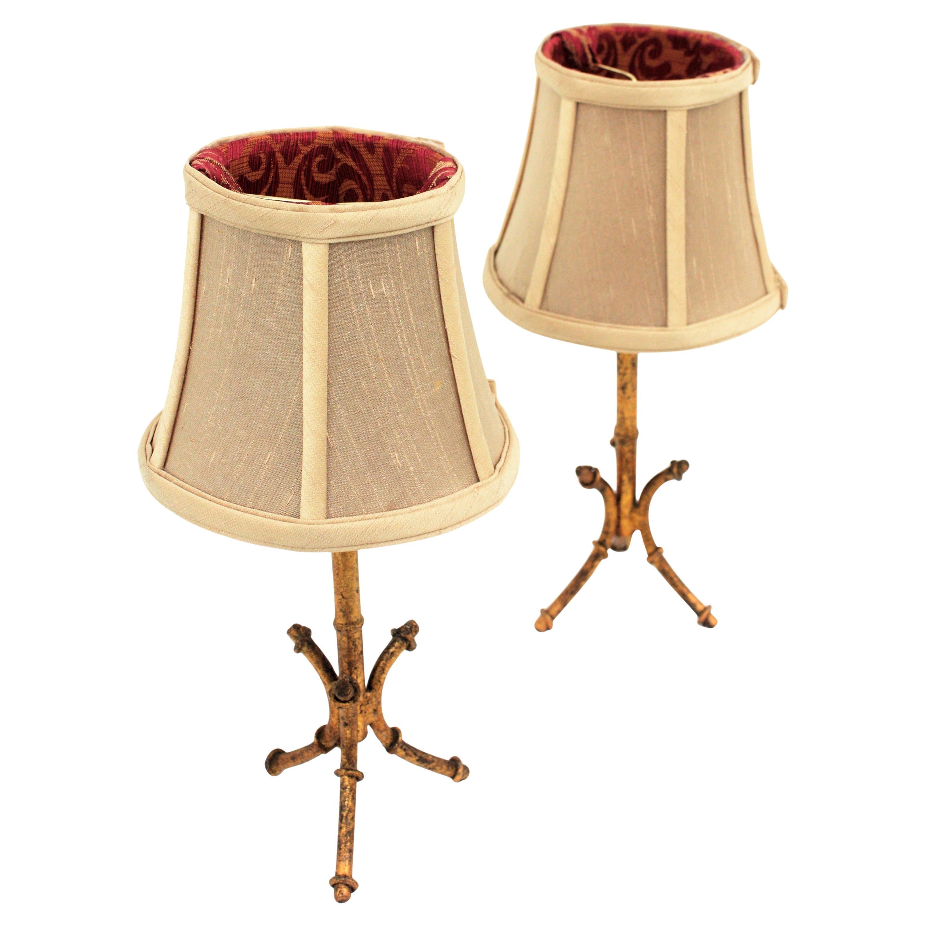 Paire de lampes de table tripodes en faux bambou, style Maison Bagues, France années 1950