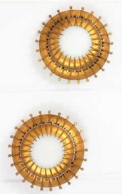 Ein Paar Einbaubeleuchtung im Sunburst Nail Design, vergoldetes Eisen, Milchglas
