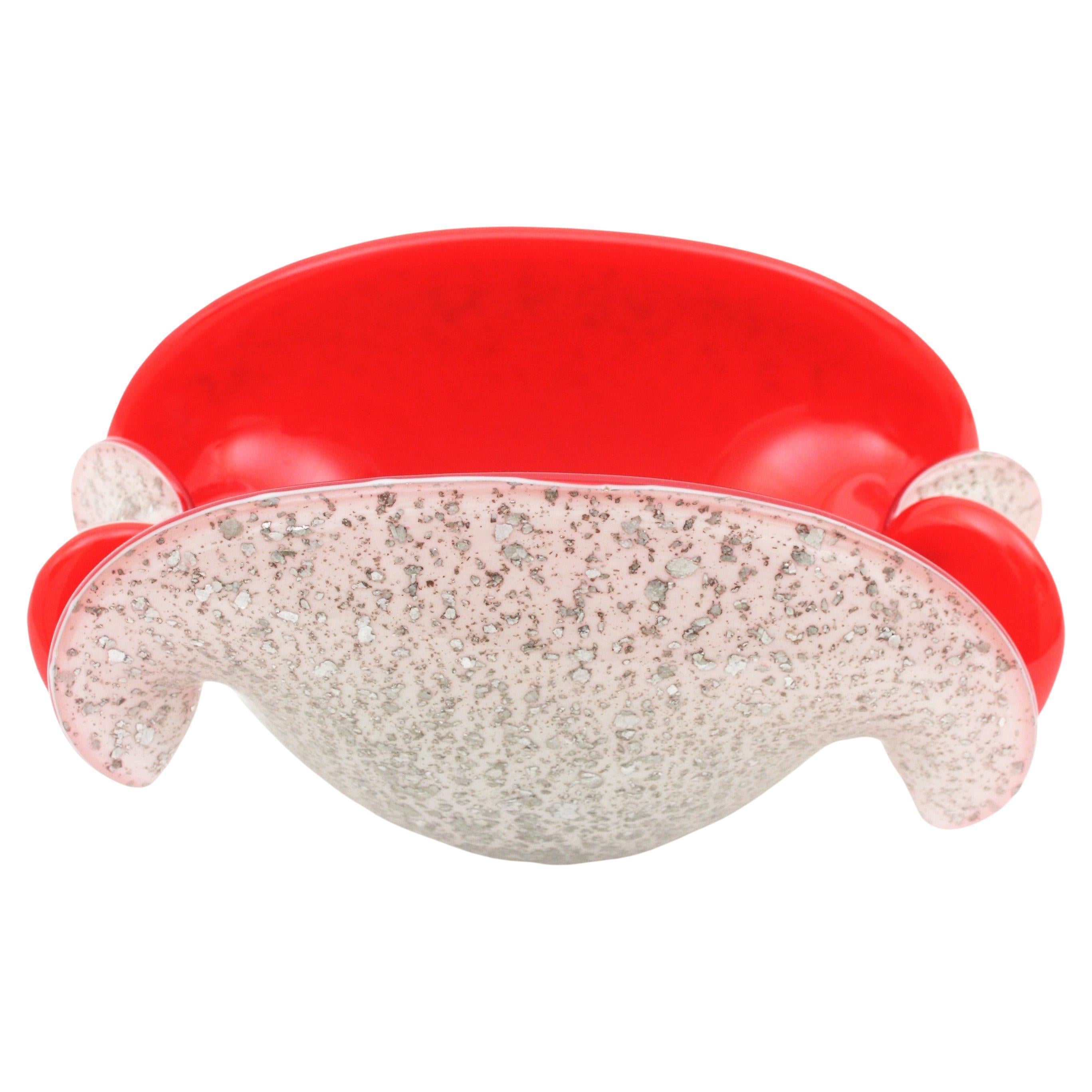Monumentale mundgeblasene Murano Kunstglas Muschelschale / Aschenbecher in rot und weiß mit silbernen Flecken Einschlüsse. Zuschreibung an die Firma Seguso, Italien, 1950er Jahre.
Rotes Glas in weißem Glas eingeschlossen, mit silbernen