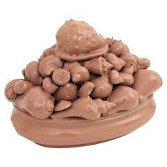 Zuppiera di conchiglie in maiolica rosa francese e coppia di portacandele