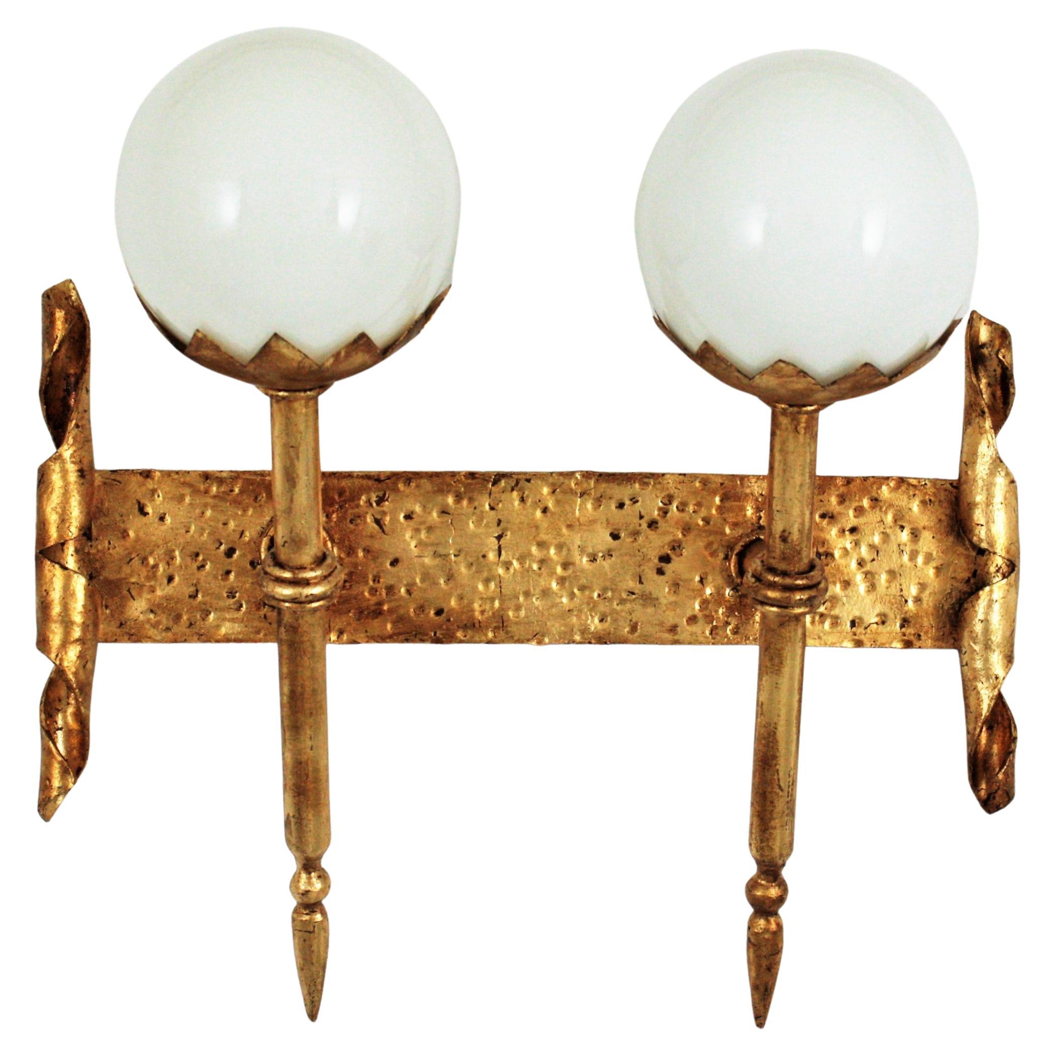 Applique murale de style gothique espagnol à deux torches en fer doré avec globes en verre dépoli en vente