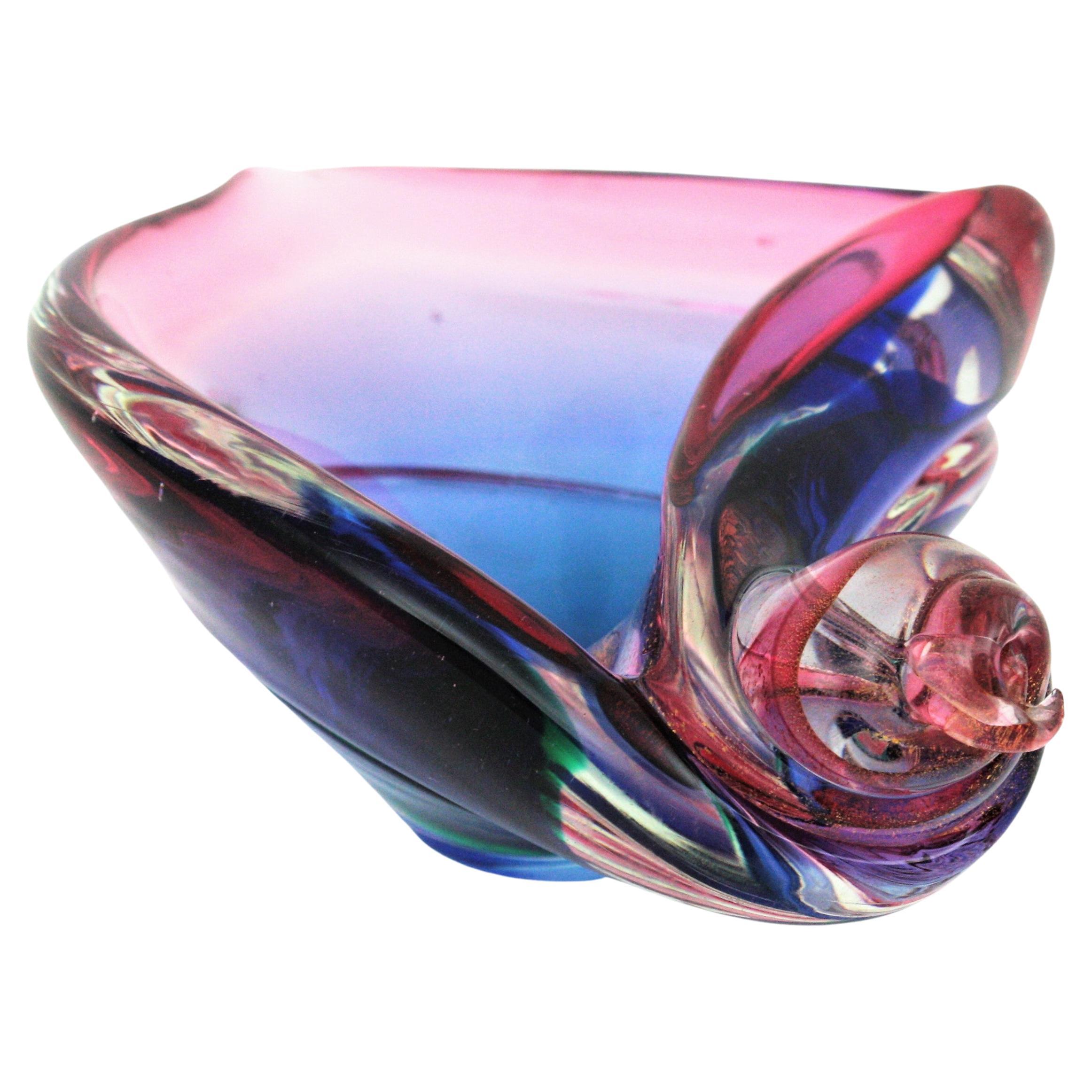 italien Seguso Murano Purple Blue Pink Glass Shell Centerpiece Bowl with Gold Flecks (bol à coquille en verre violet, bleu et rose avec des mouchetures d'or) en vente