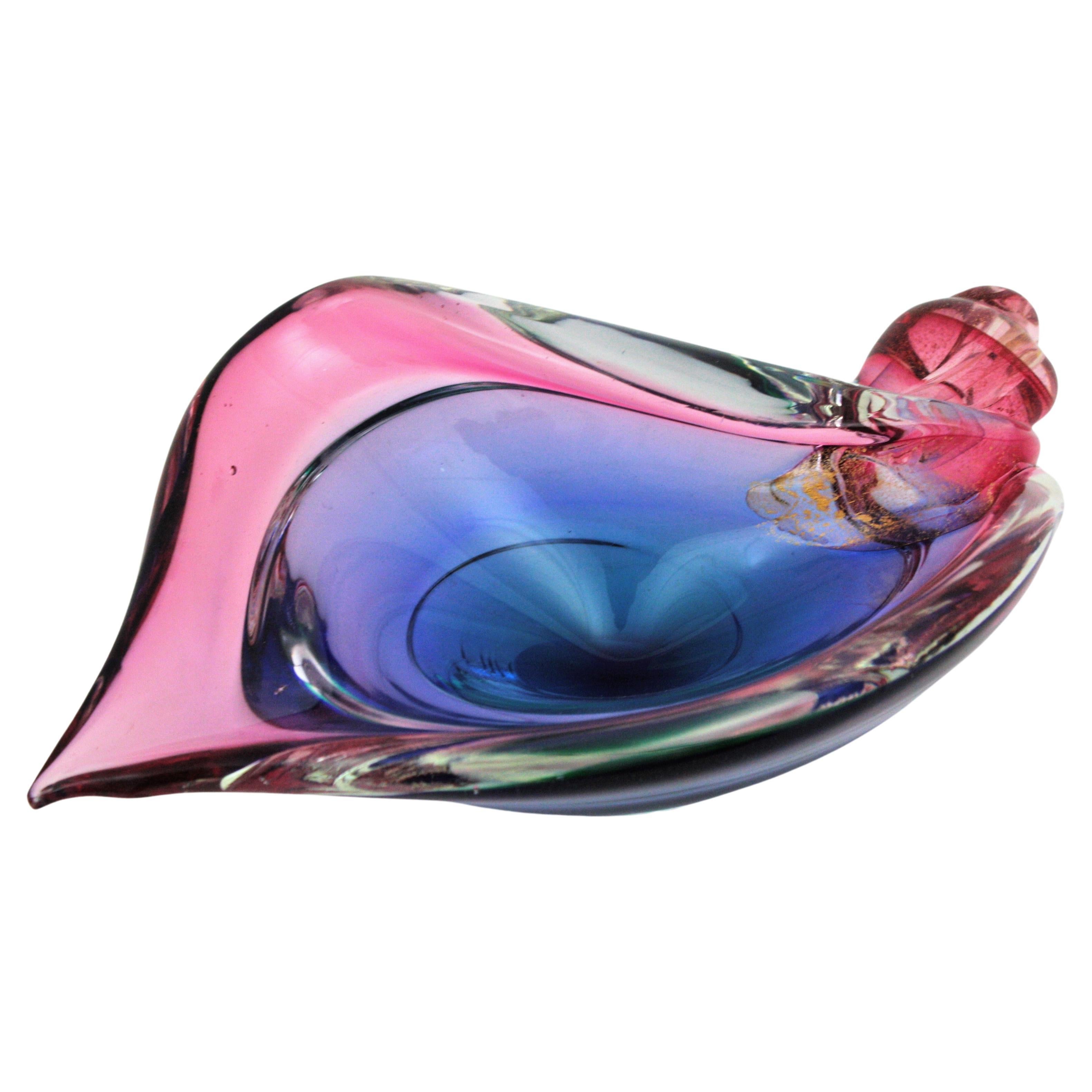 Ciotola centrotavola con conchiglia in vetro di Murano viola, blu e rosa con riflessi dorati