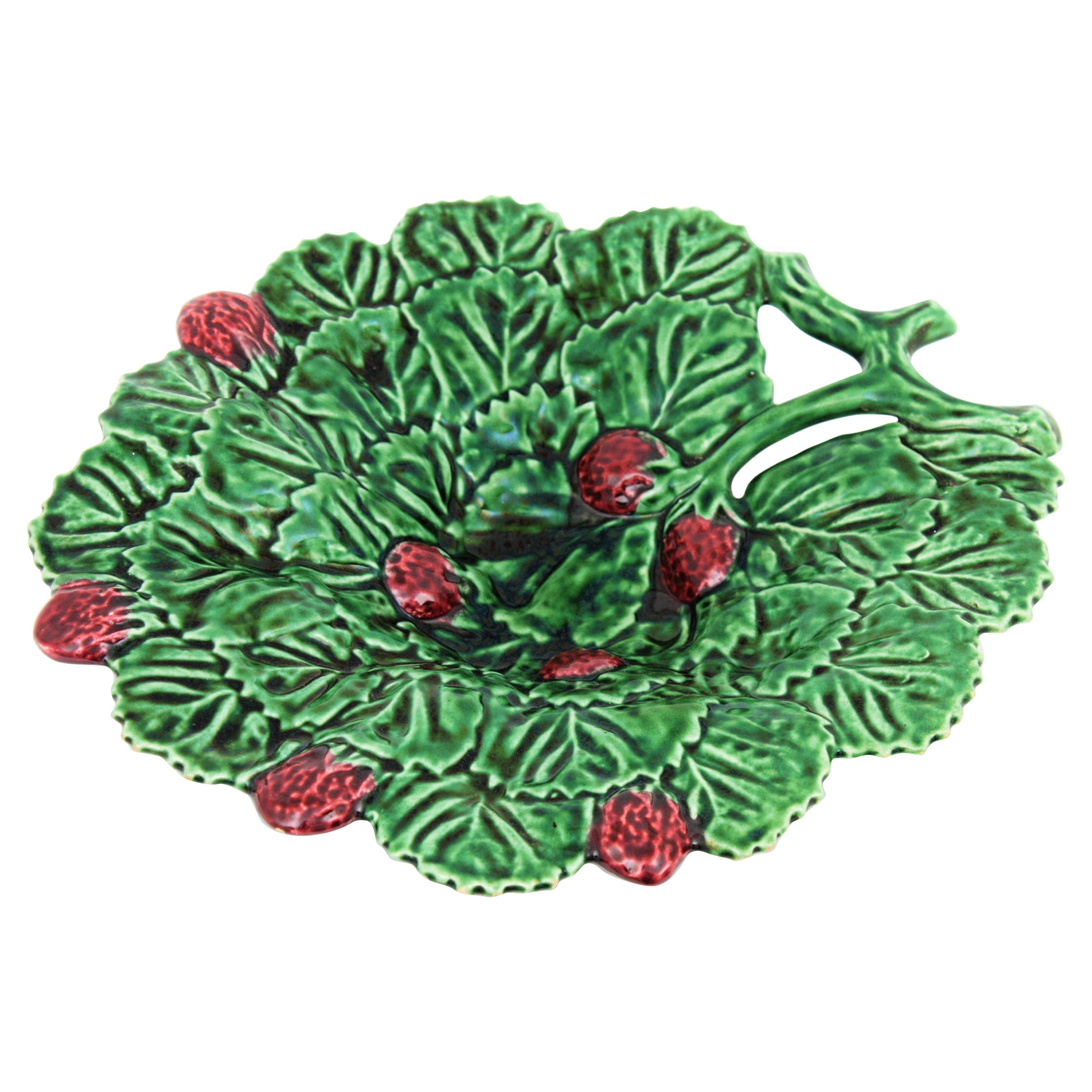 Piatto a forma di foglia di fragola in ceramica smaltata, Portogallo, anni '50 in vendita