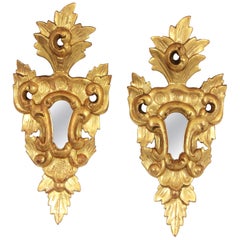 Paire de miroirs rococo espagnol en bois doré de petite taille