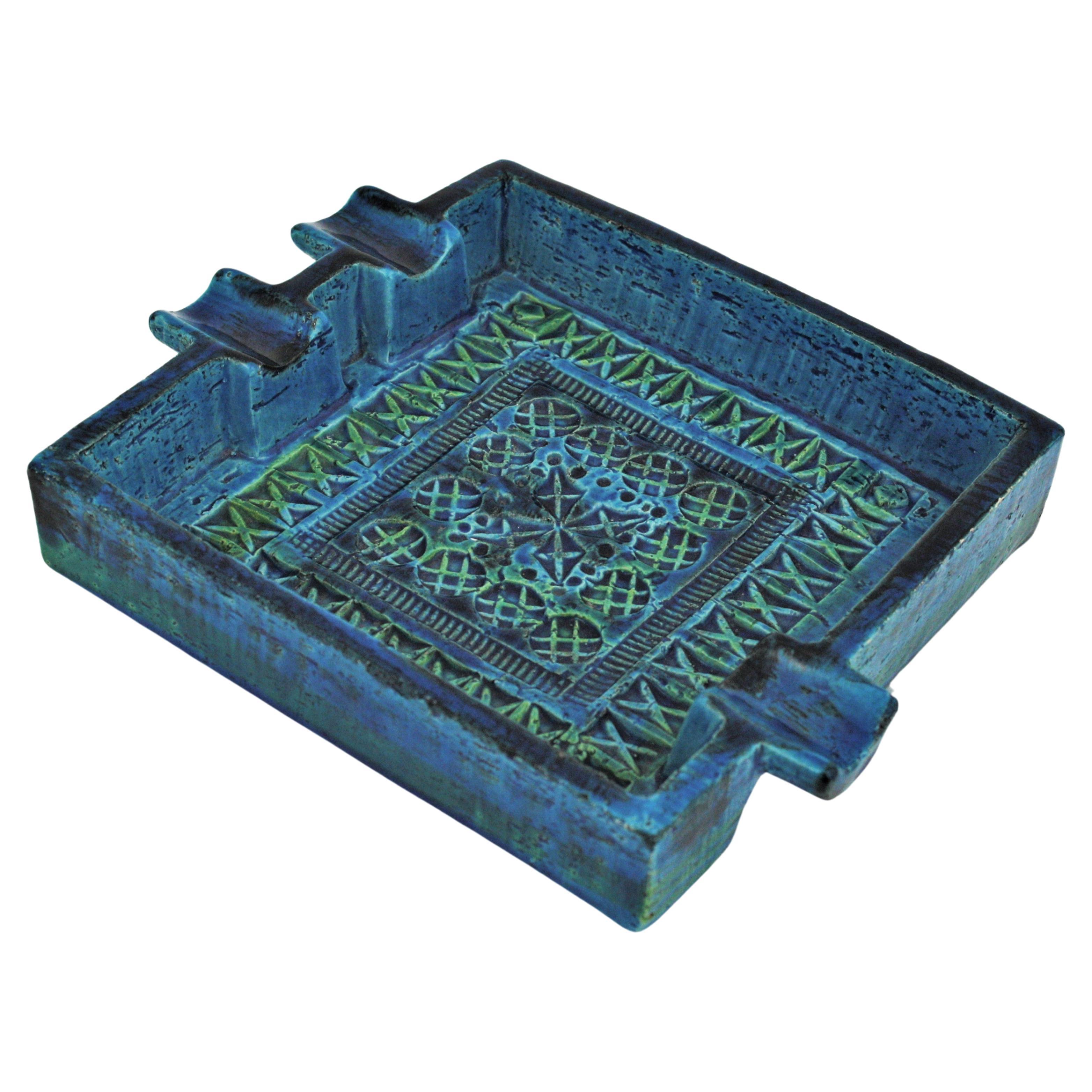 Cenicero grande firmado Rimini azul Moderno de mediados de siglo. Tiene 3 portapuros o pitilleras y está fabricado en cerámica terracota esmaltada azul, diseñado por Aldo Londi y fabricado por Bitossi. Hecho a mano en Italia con diseño geométrico