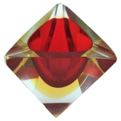 Flavio Poli Murano Glass Sommerso Triangolare / Posacenere, Rosso e Giallo