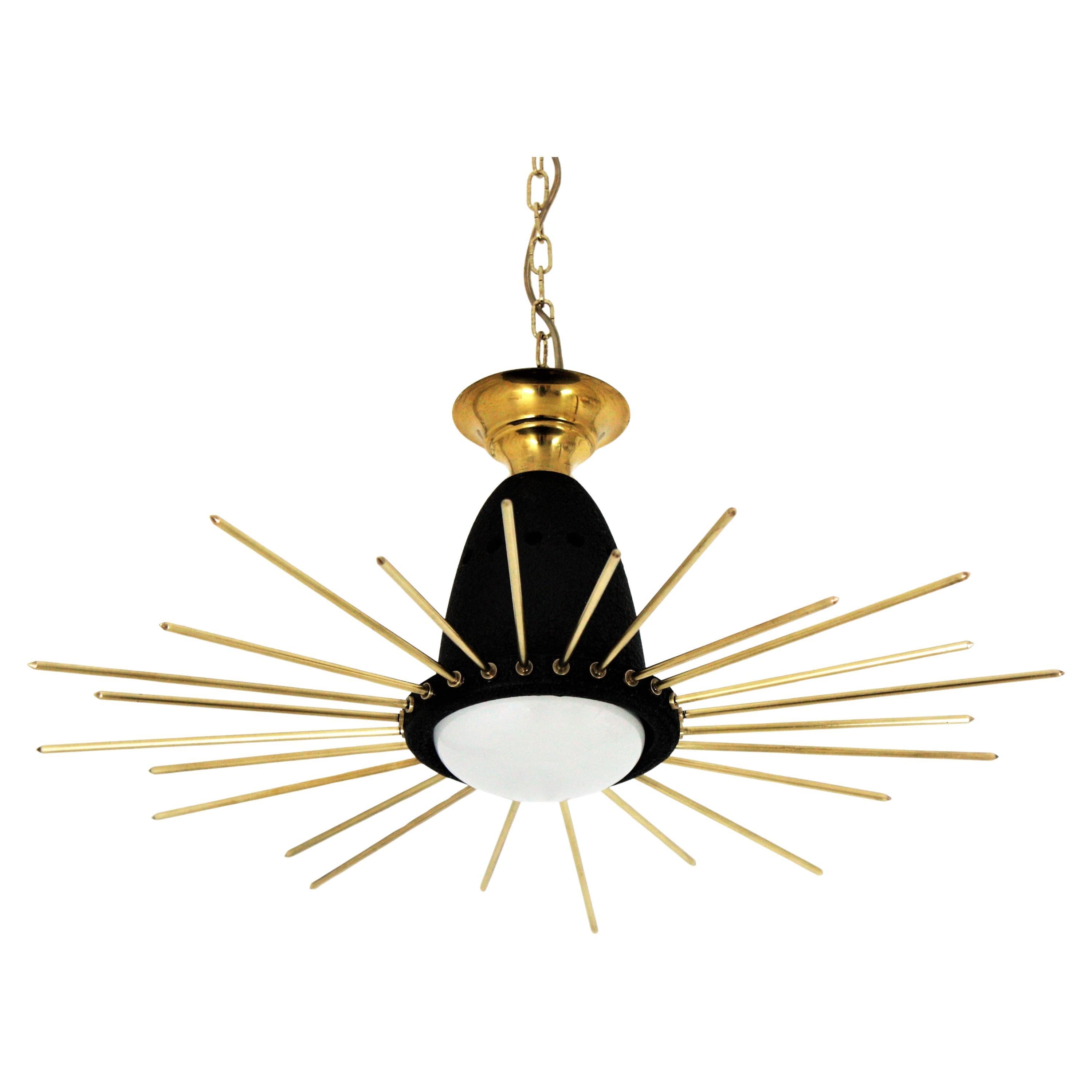 Lámpara colgante italiana Sunburst Flush Mount, latón y metal negro, años 50