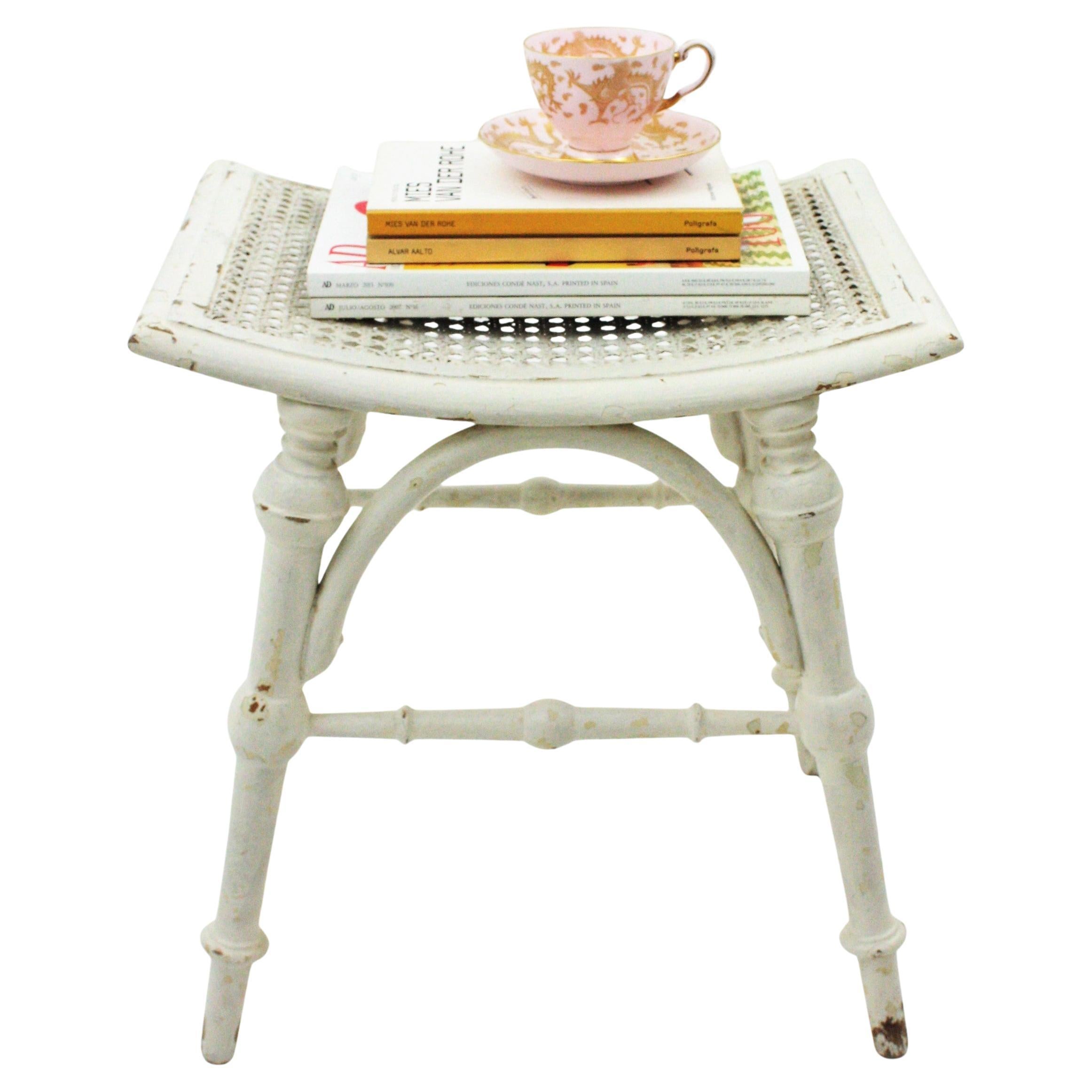 Taburete de Madera Patinada Blanca con Asiento de Caña, Estilo Chippendale en venta