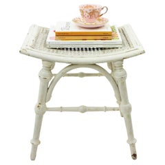 Sgabello in legno patinato bianco con sedile a canne, stile Chippendale