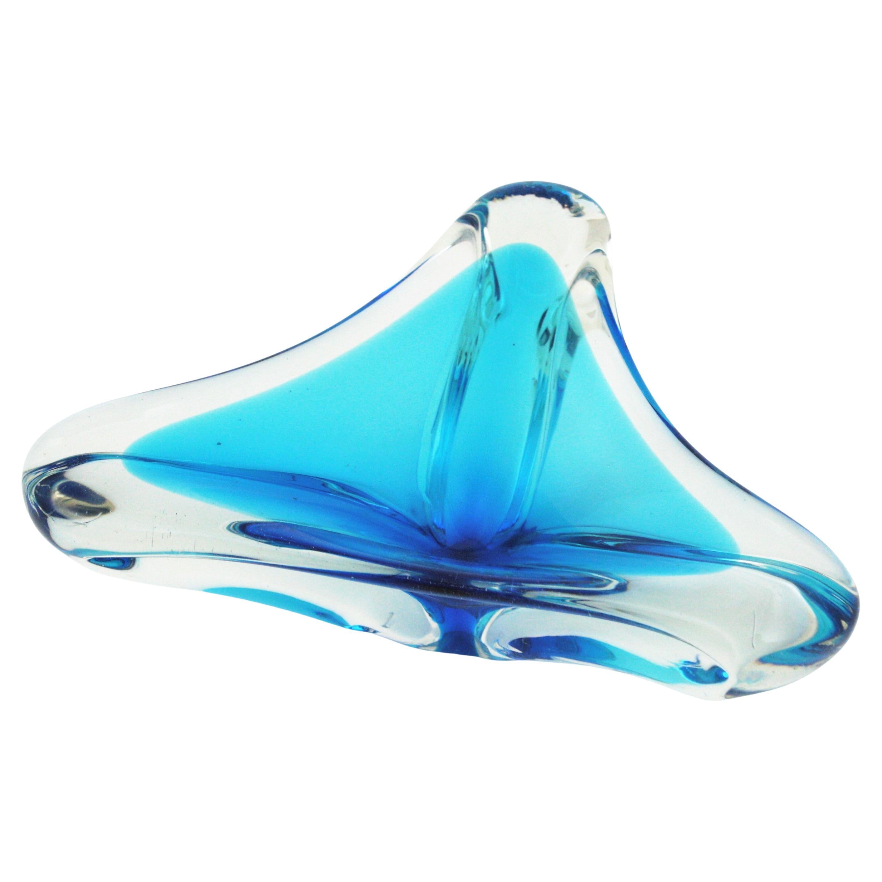 Dreieckige Muranoglas-Schale aus klarem und blauem Sommerso Muranoglas