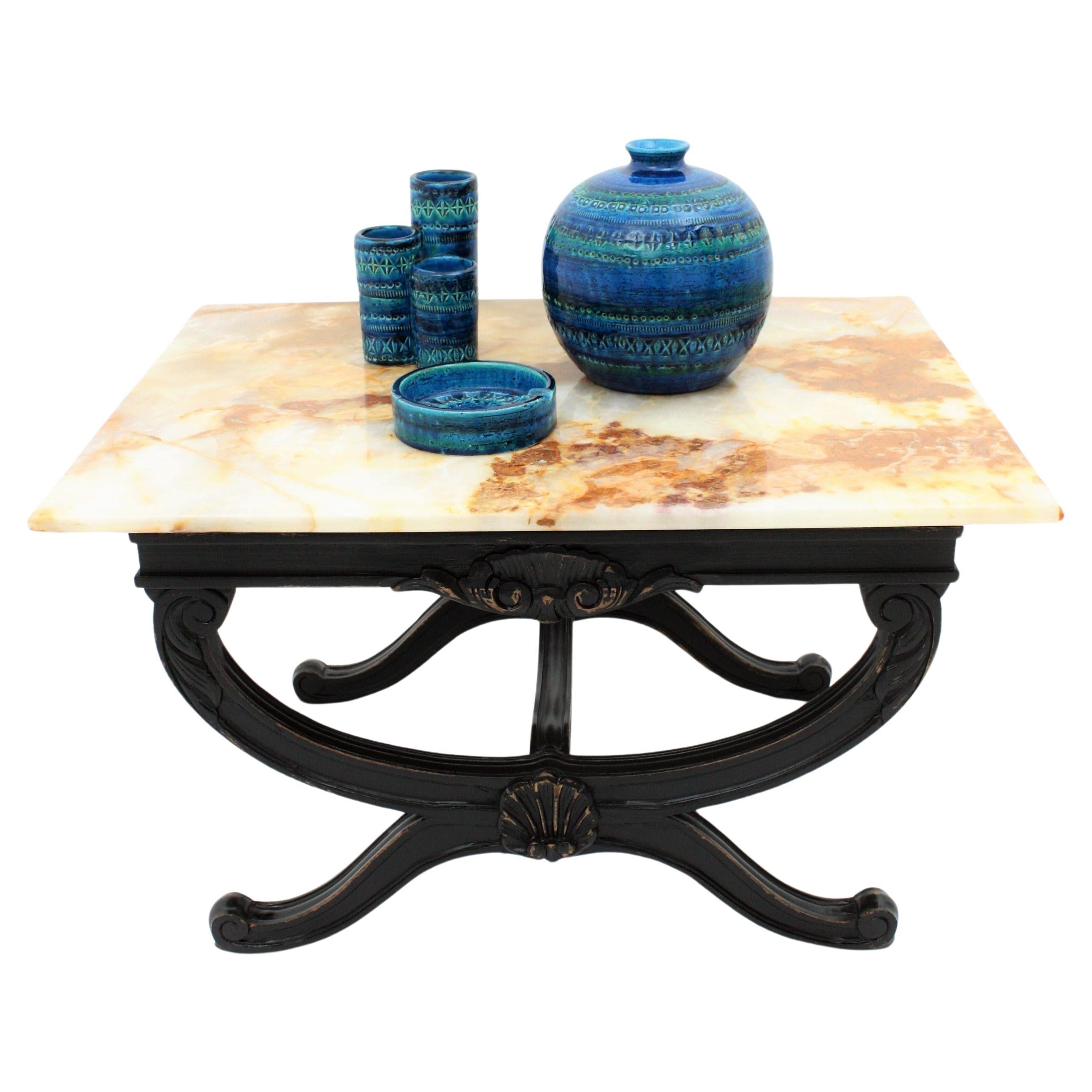 Mesa de centro / mesa auxiliar francesa de mediados de siglo, ónice y madera patinada negra, años 50
La parte superior de ónice se alza sobre una base en forma de cúpula de madera tallada patinada en color negro. La parte superior está en
