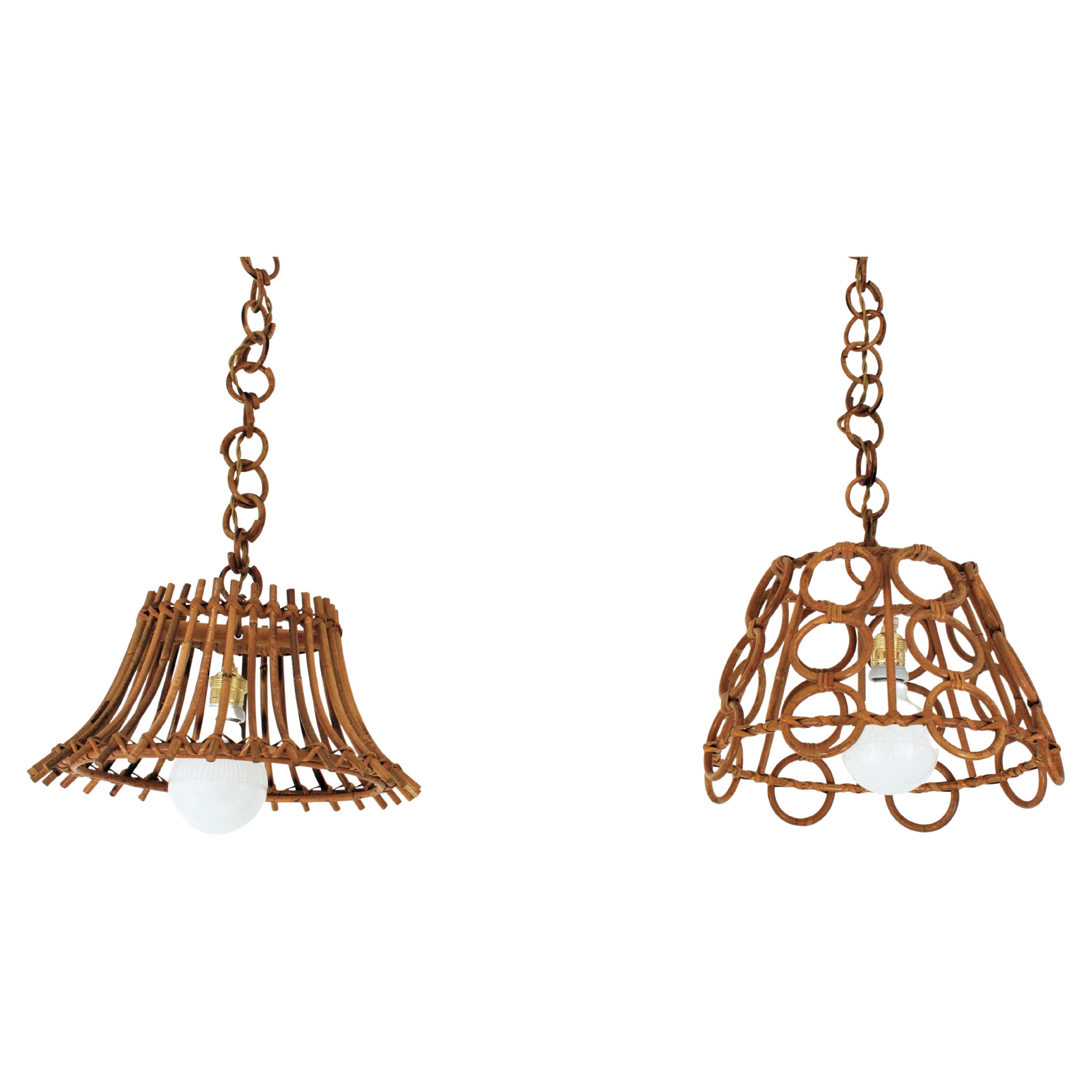 Belle paire de pendentifs en rotin avec des abat-jour coniques au design inégalé. Italie, années 1960.
Ces lampes ou lanternes à suspension présentent des abat-jour coniques fabriqués à partir de cannes de rotin. Elle possède un abat-jour en forme
