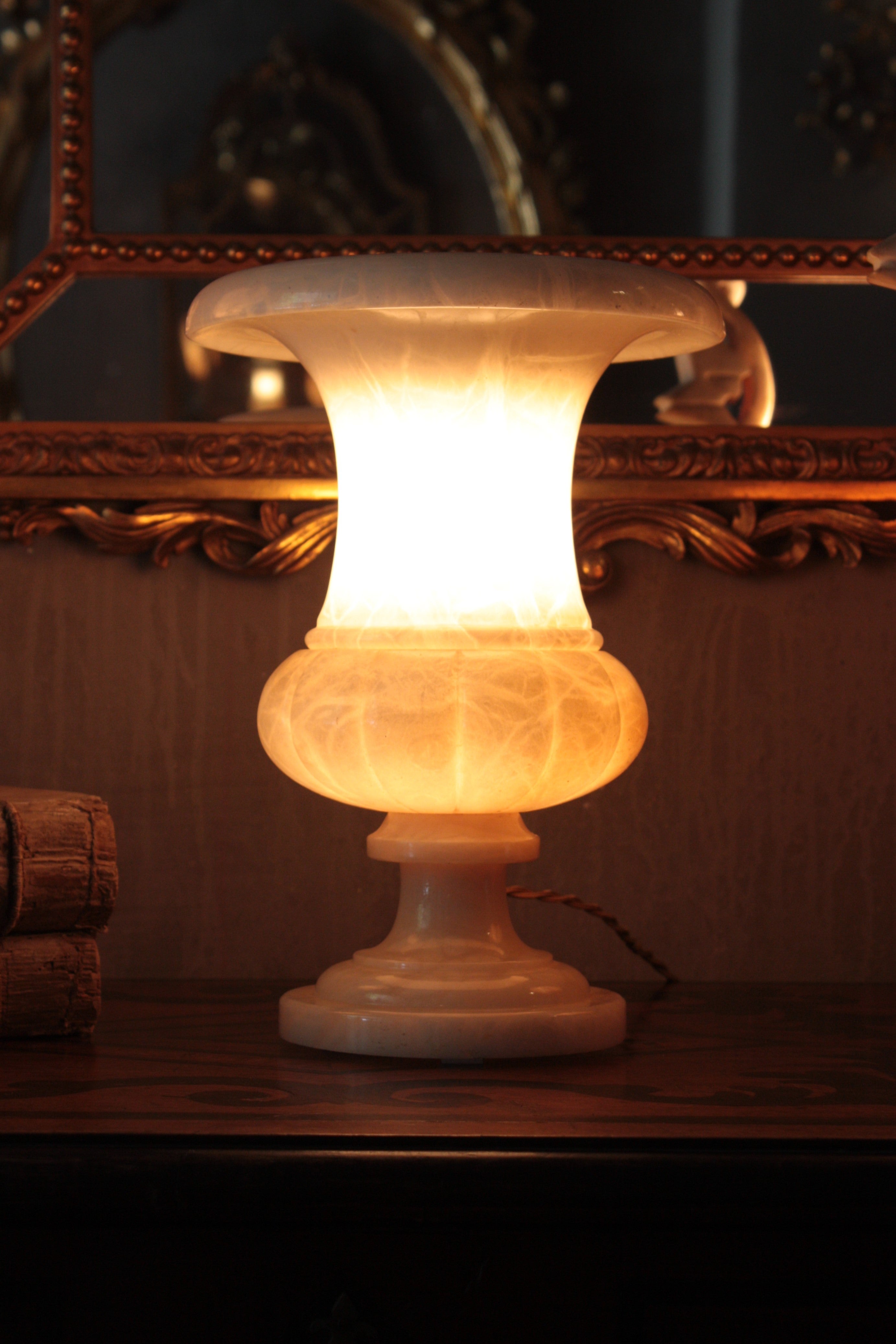 Neoklassizistische Art-Déco-Urnenlampe aus Alabaster im Angebot