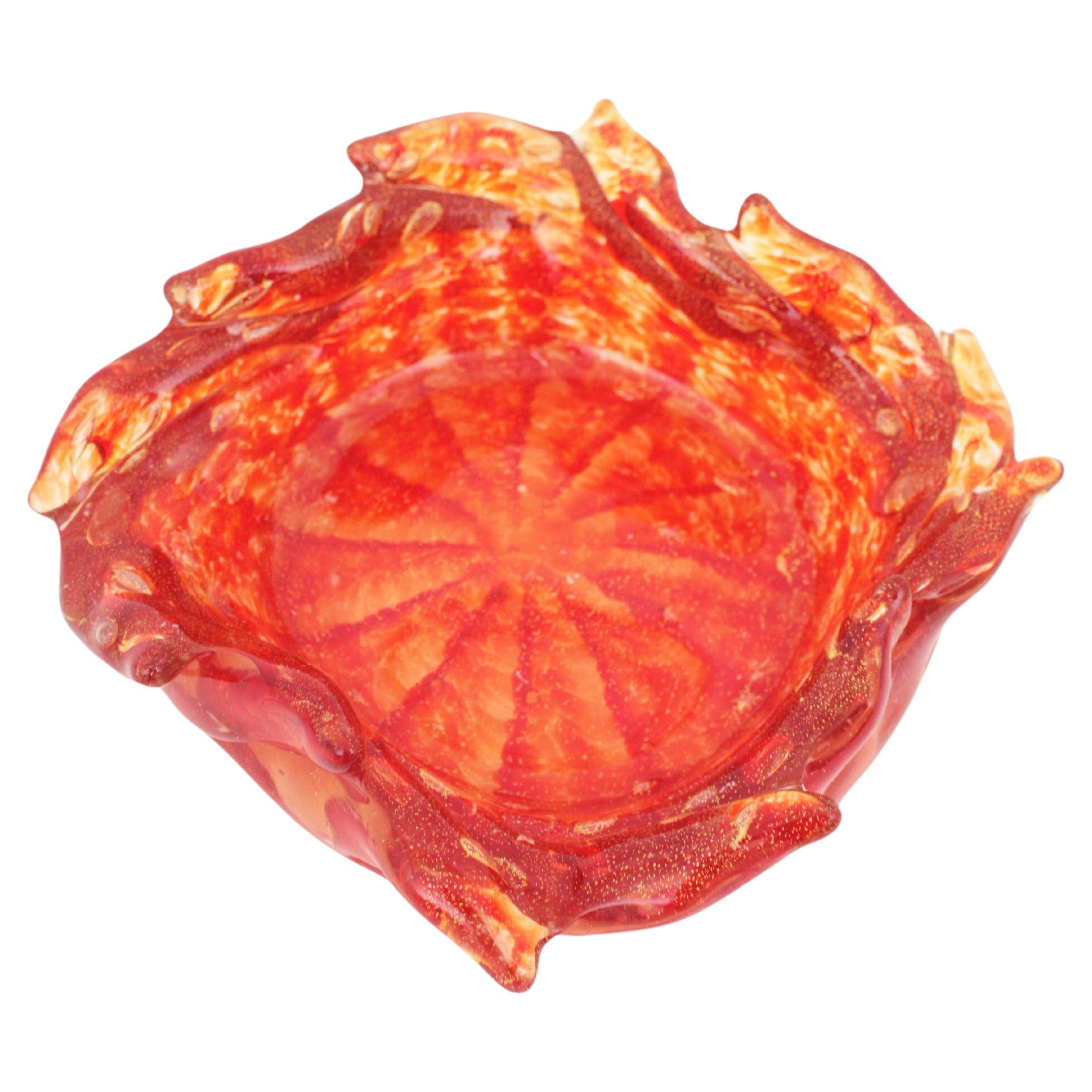 Bol en verre de Murano d'un rouge et d'un orange éclatants. Attribué à Barovier&Toso, Italie, années 1950.
Il présente un magnifique décor strié, des bulles contrôlées, de la poussière d'or aventurine et une forme de tornade. Un travail exquis de