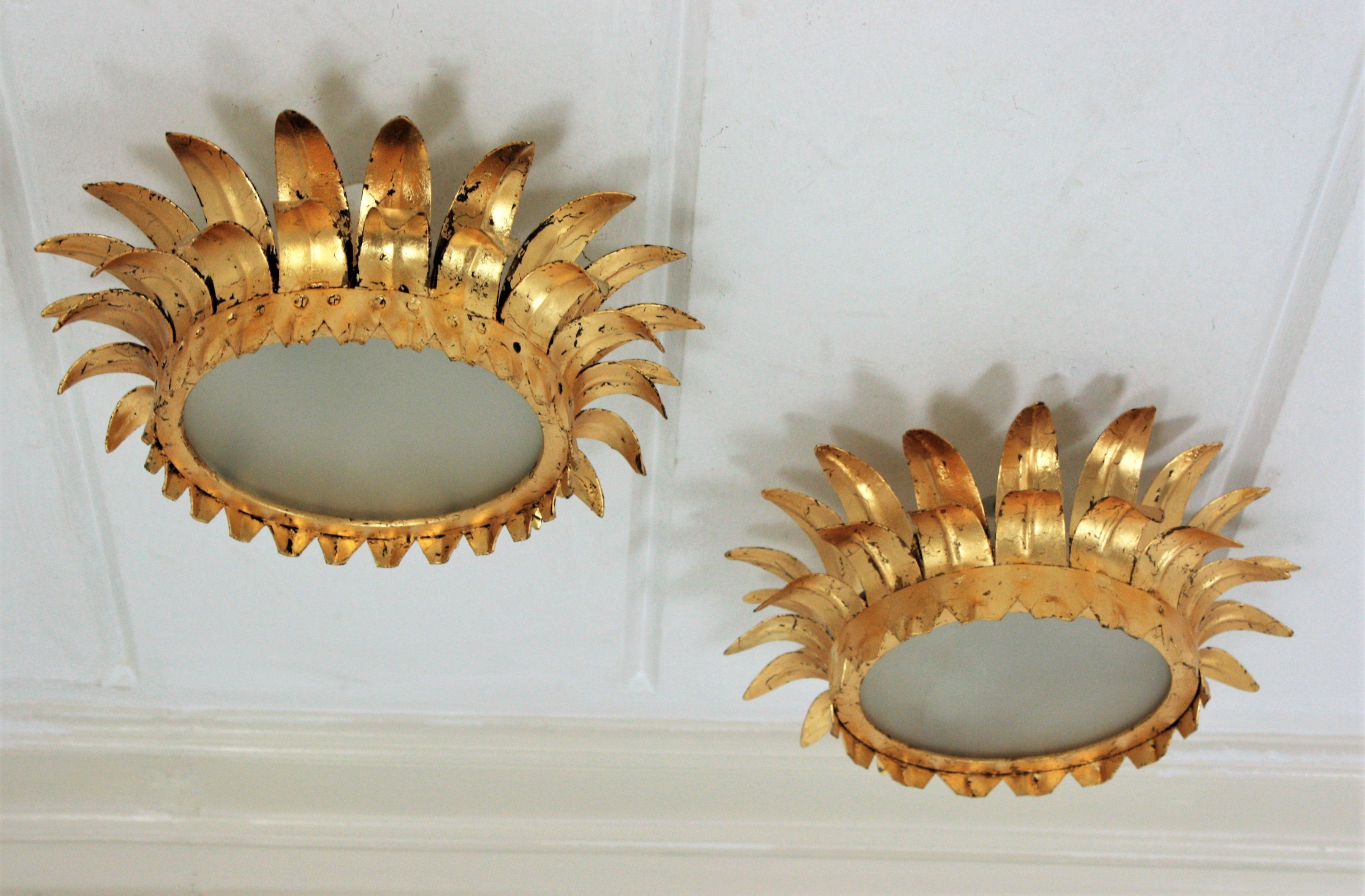 Paire de petits luminaires néoclassiques français en fer doré couronne Sunburst