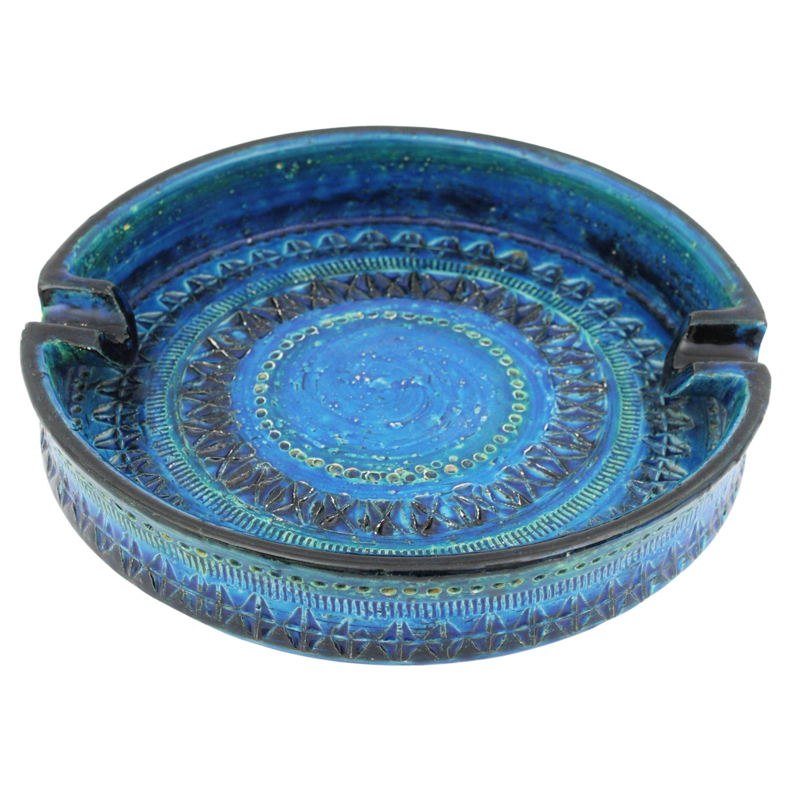 Blue glazed (Rimini Blu) ceramic large ashtray designed by Aldo Londi and manufactured by Bitossi.
Italy, 1950-1960s.
It was handcrafted in Italy with hand carved geometric design and in a glazed vibrant turquoise and cobalt blue. Its size allows