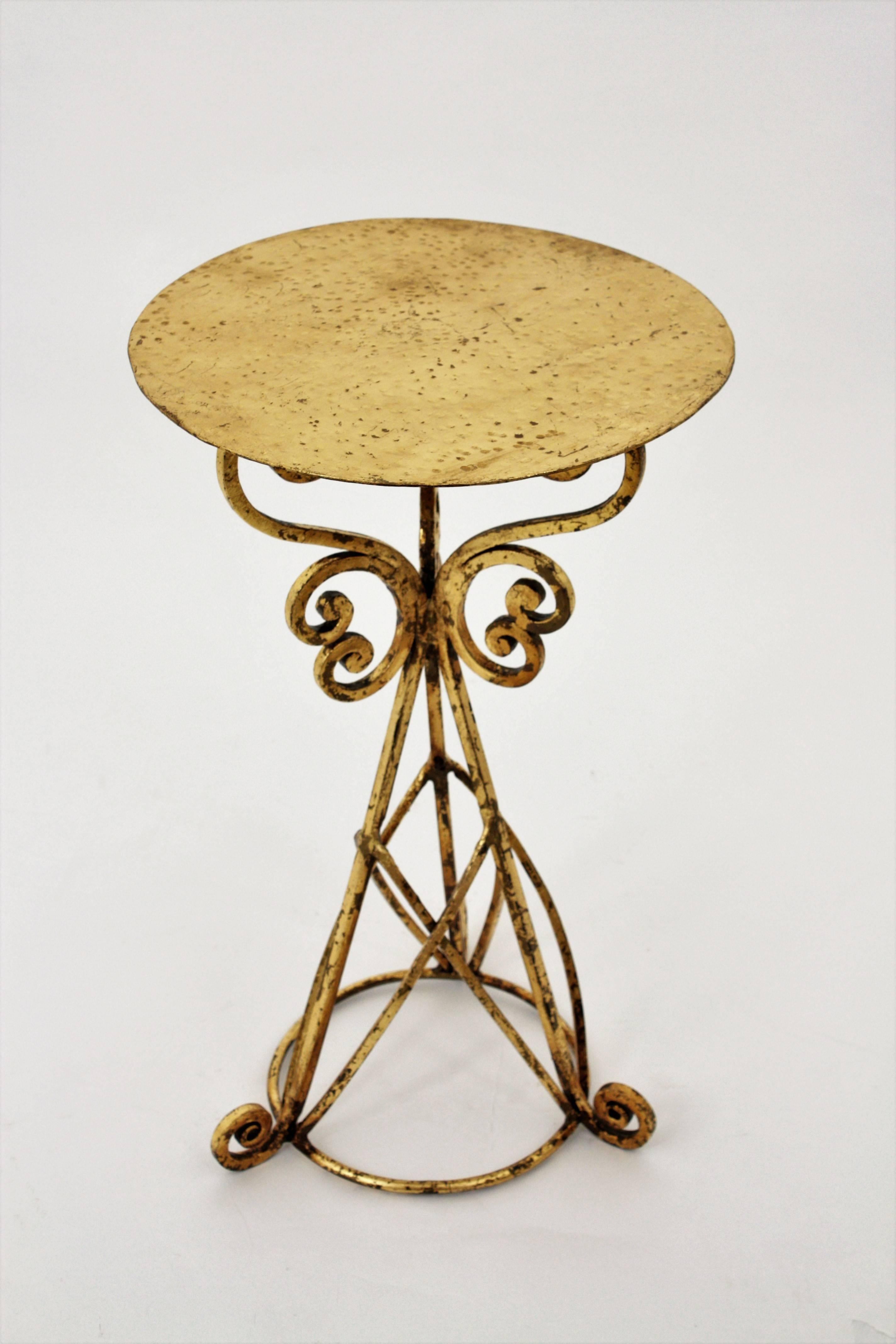 Very beautiful Hollywood Regency design hand-hammered iron table or gueridon with gold leaf finish.
Spain, 1940s