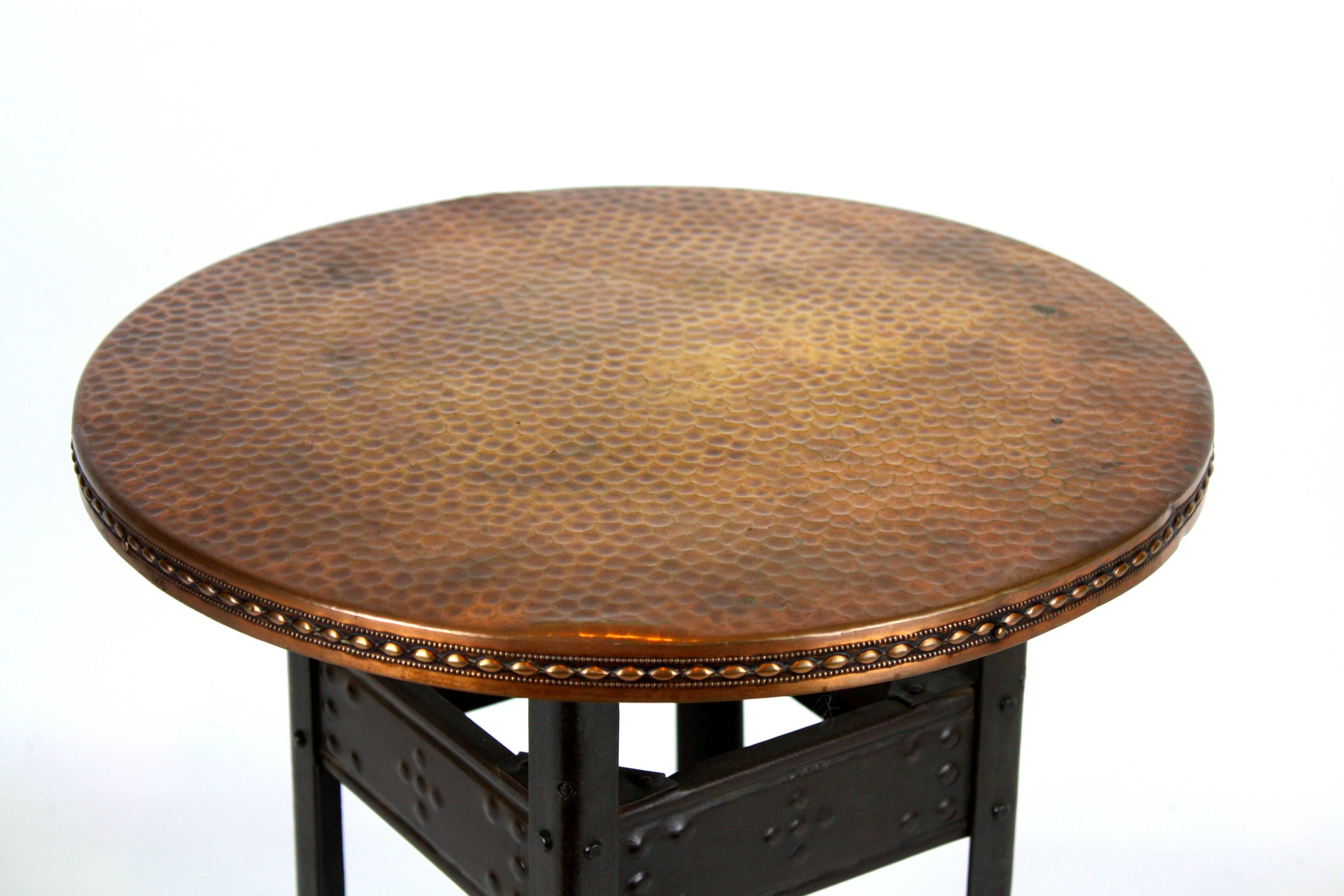 Occasional table made in France in the early 20th century.

Copper and iron hand- hammered, with beautiful details in the border of the top of the table.