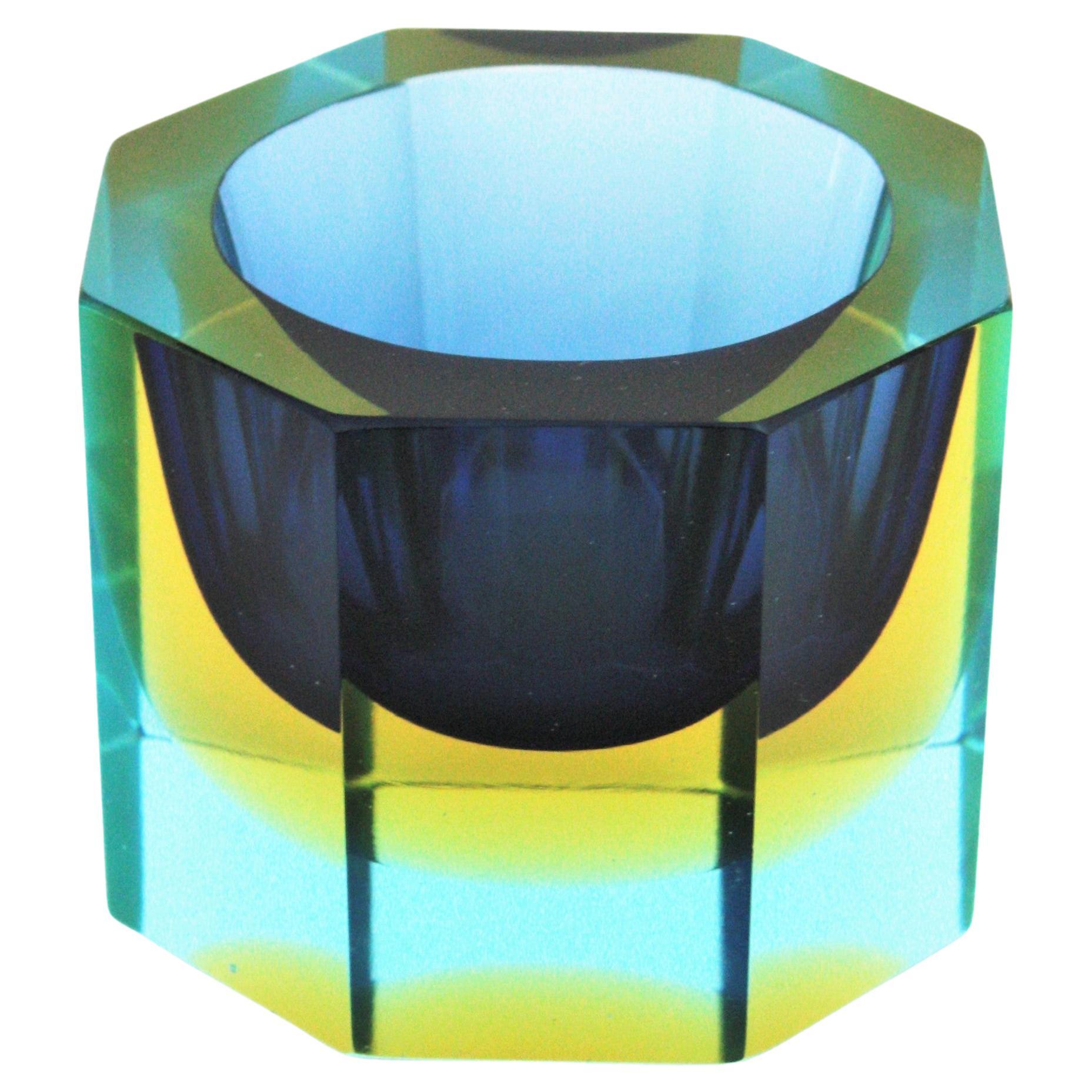 Faceted sommerso bowl, blue, yellow murano glass, flavio poli. Italy, 1950s.
Eye-catching eight sided cobalt blue and yellow block cut faceted bowl or ashtray. Attributed to Flavio Poli.
Blue and yellow glass cased into clear glass.
It can be used