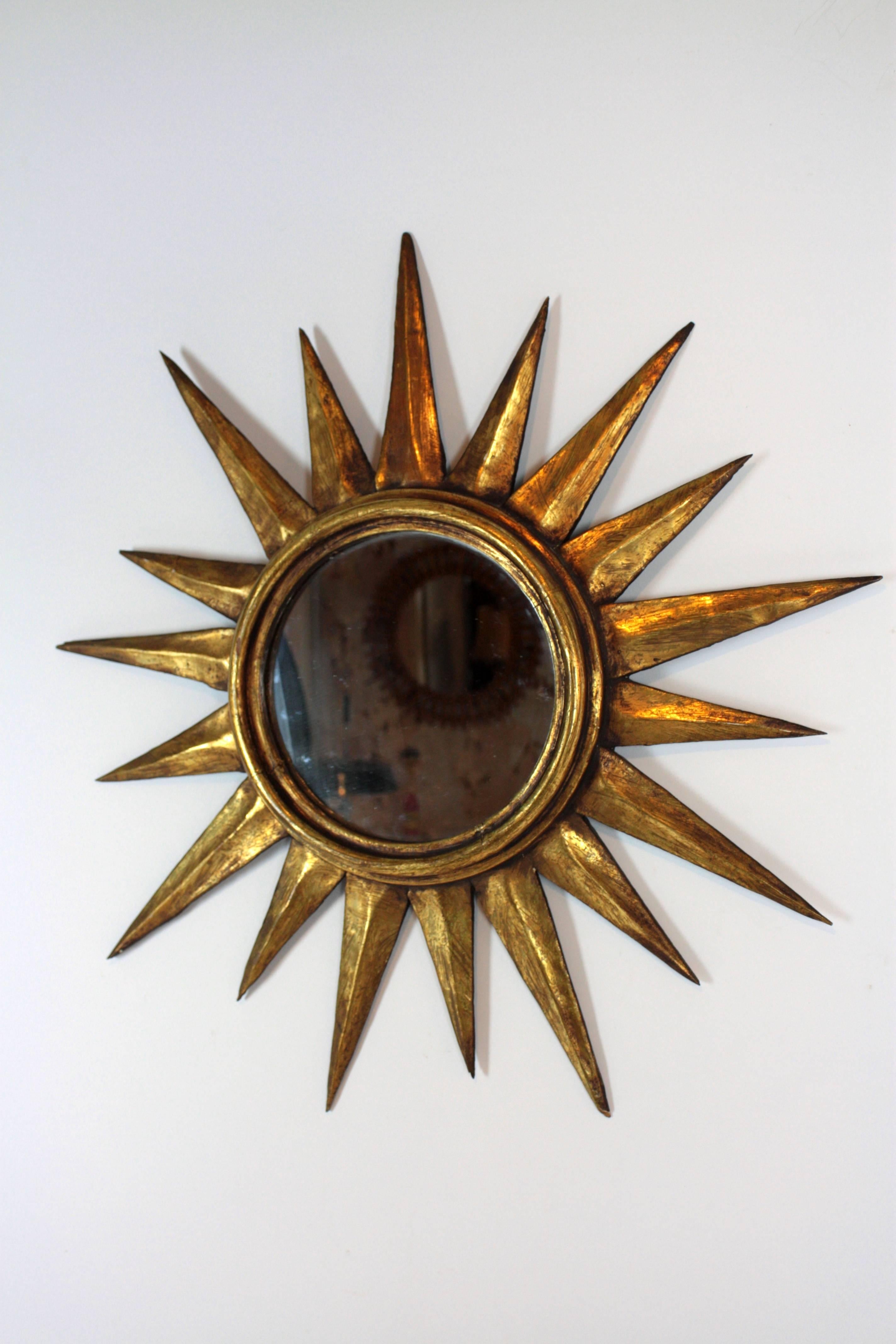 Amazing sunburst mirror in giltwood, gold leaf.

Beautiful shape with sunbeams in two sizes, lovely original patina.