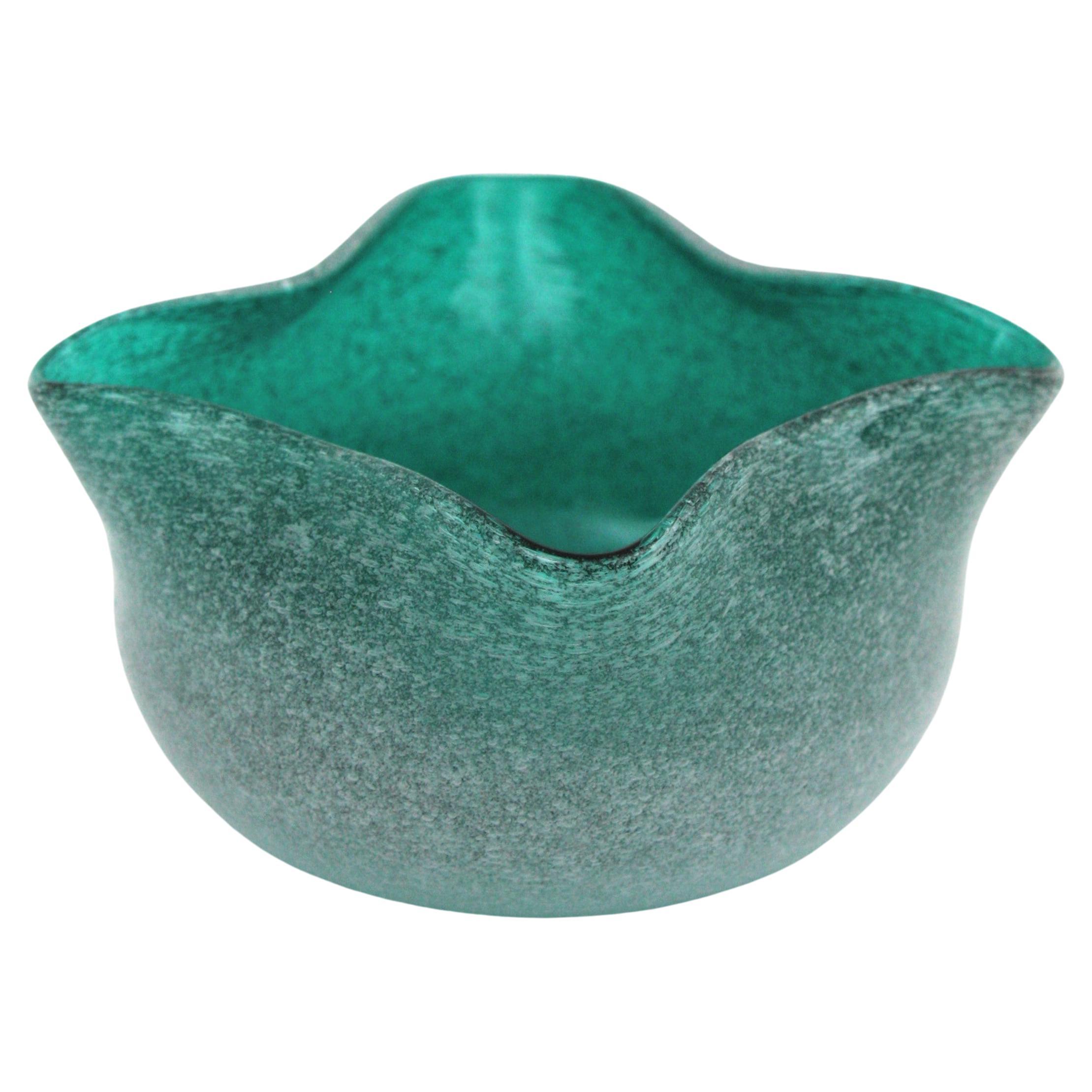 Hand blown Murano art glass bowl in green color with inner bubbles. Attributed to Seguso Vetri D'Arte, Italy 1950s.
This small bowl has been made with the 'pulegoso' technique, the glass has million of inner air bubbles that give an spongy