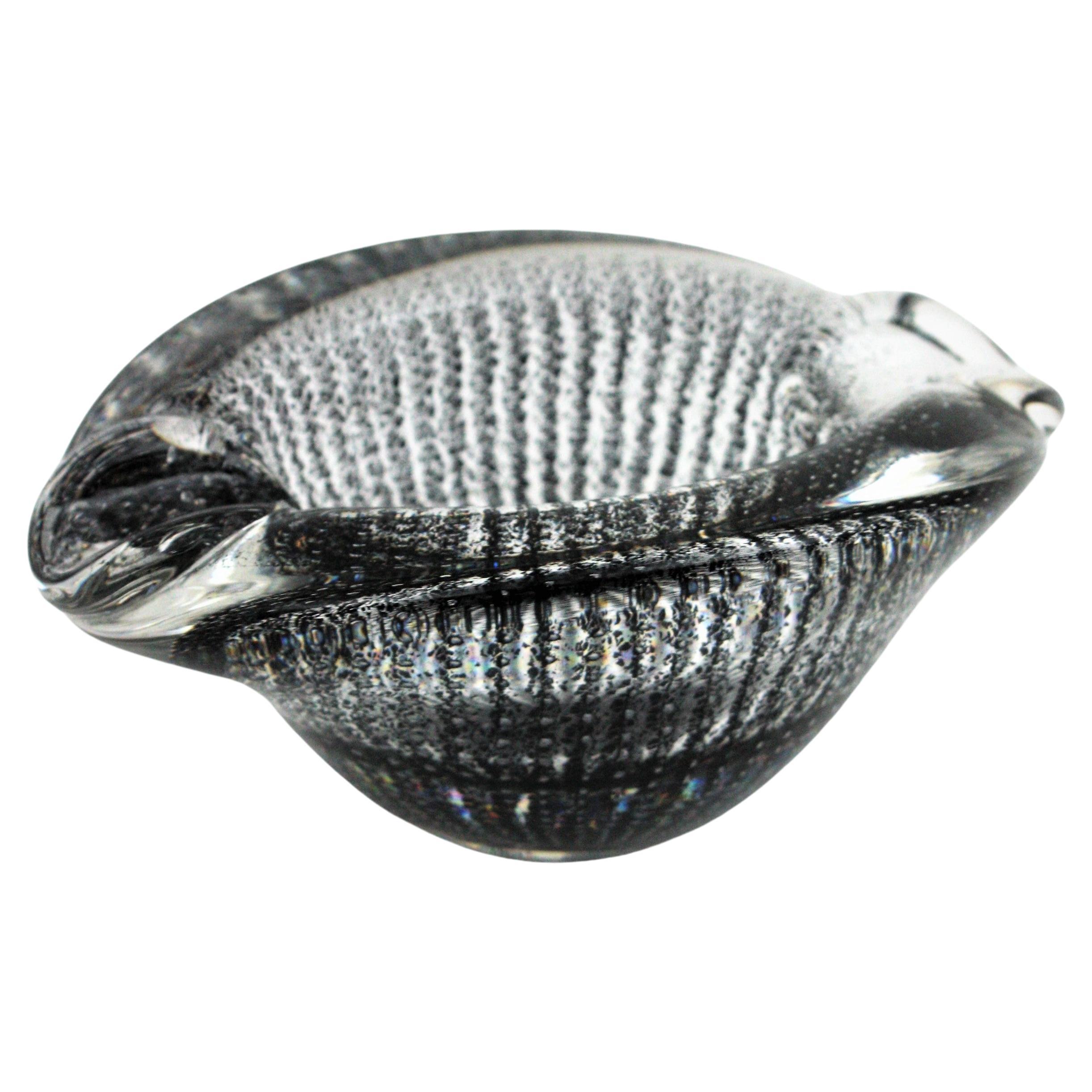 Mid-Century Modern Archimede Seguso Murano Bullicante Bol ou cendrier en verre d'art noir et transparent en vente