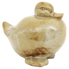 Sculpture de centre de table en terre cuite émaillée beige représentant un canard