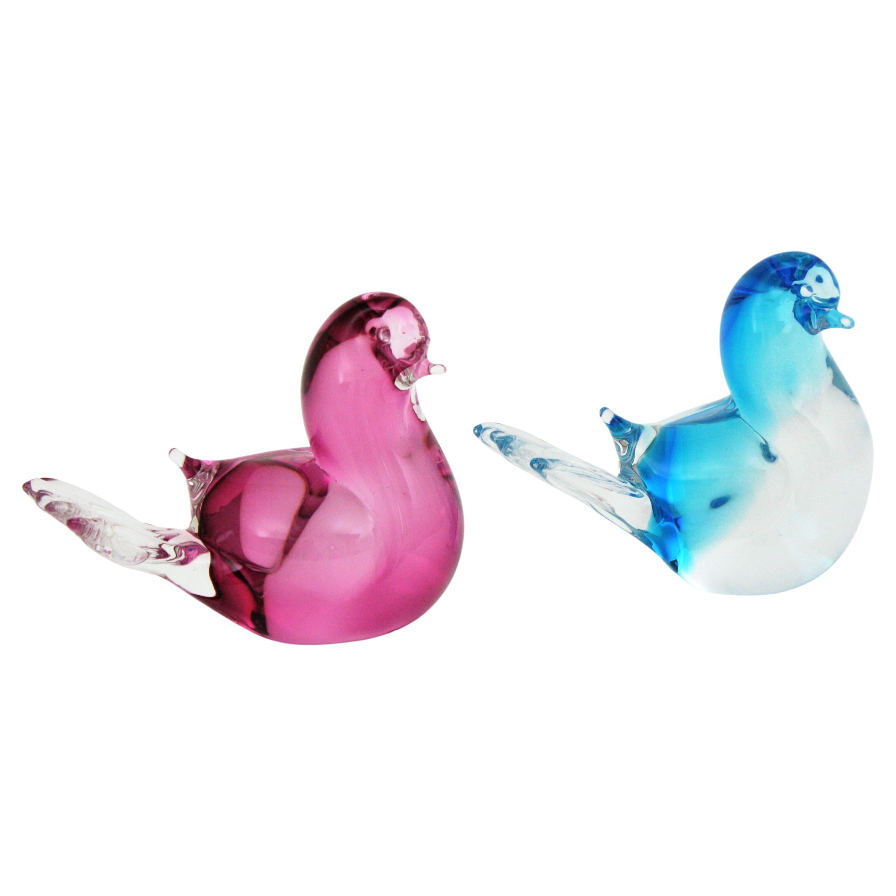Paire de figurines d'oiseaux colombes en verre rose et bleu de Murano Sommerso. Attribué à Archimede Seguso, Italie, années 1960
Verre soufflé à la bouche, technique Sommerso : L'un est en verre rose fusionné dans du verre clair et l'autre est en