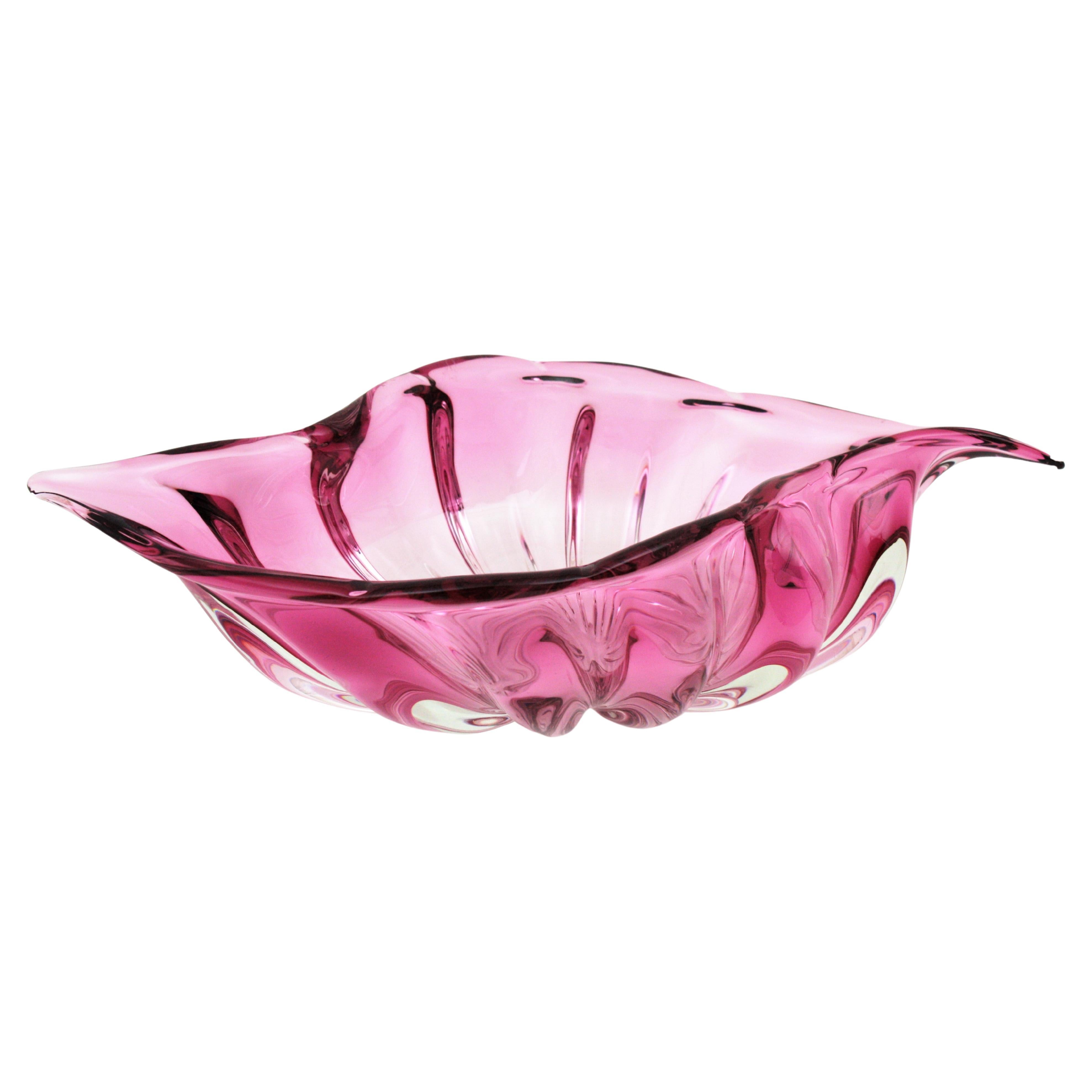 Barbini Murano Pink Shell Art Glass Centerpiece
Eye-catching extra large hand blown Sommerso pink Murano glass shell form ribbed bowl / centerpiece. Attributed to Alfredo Barbini, Italy, 1950-1960.
This exquisite pink Murano art glass seashell