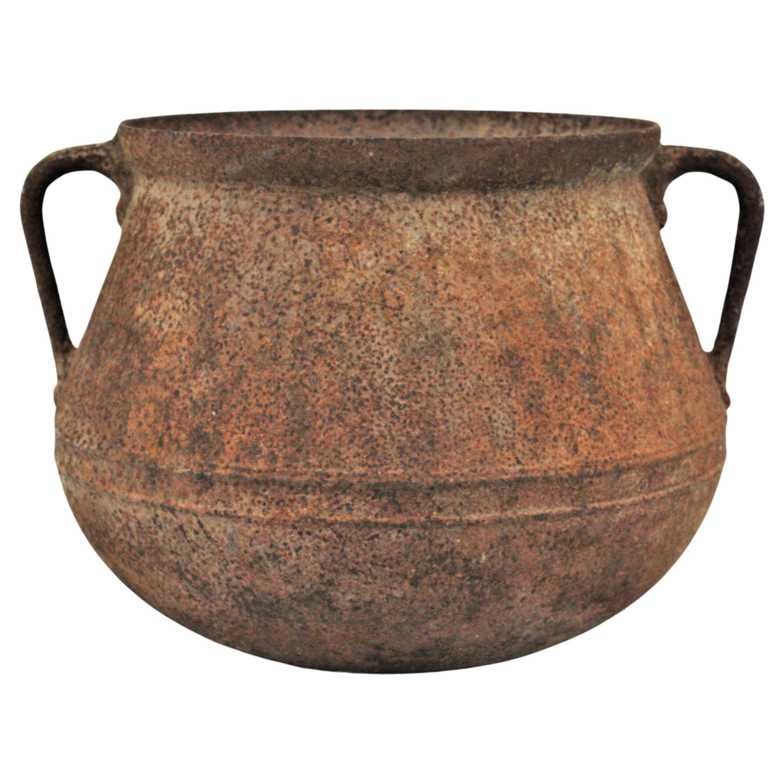 Pot à chaudron ou récipient en fer rustique espagnol avec patine rouille d'origine