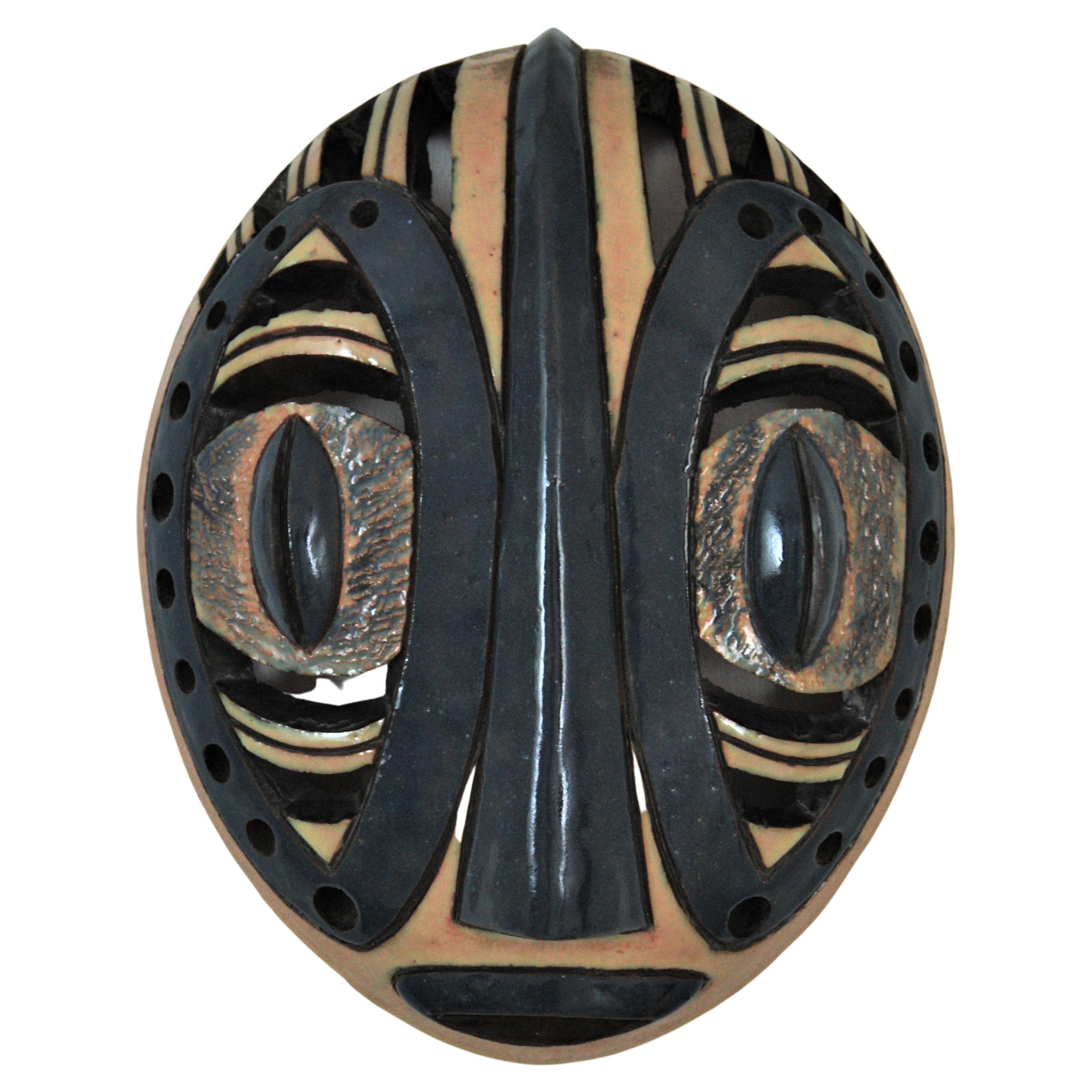 Masque tribal en terre cuite émaillée Décoration murale