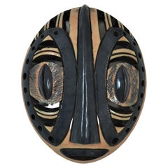 Masque tribal en terre cuite émaillée Décoration murale
