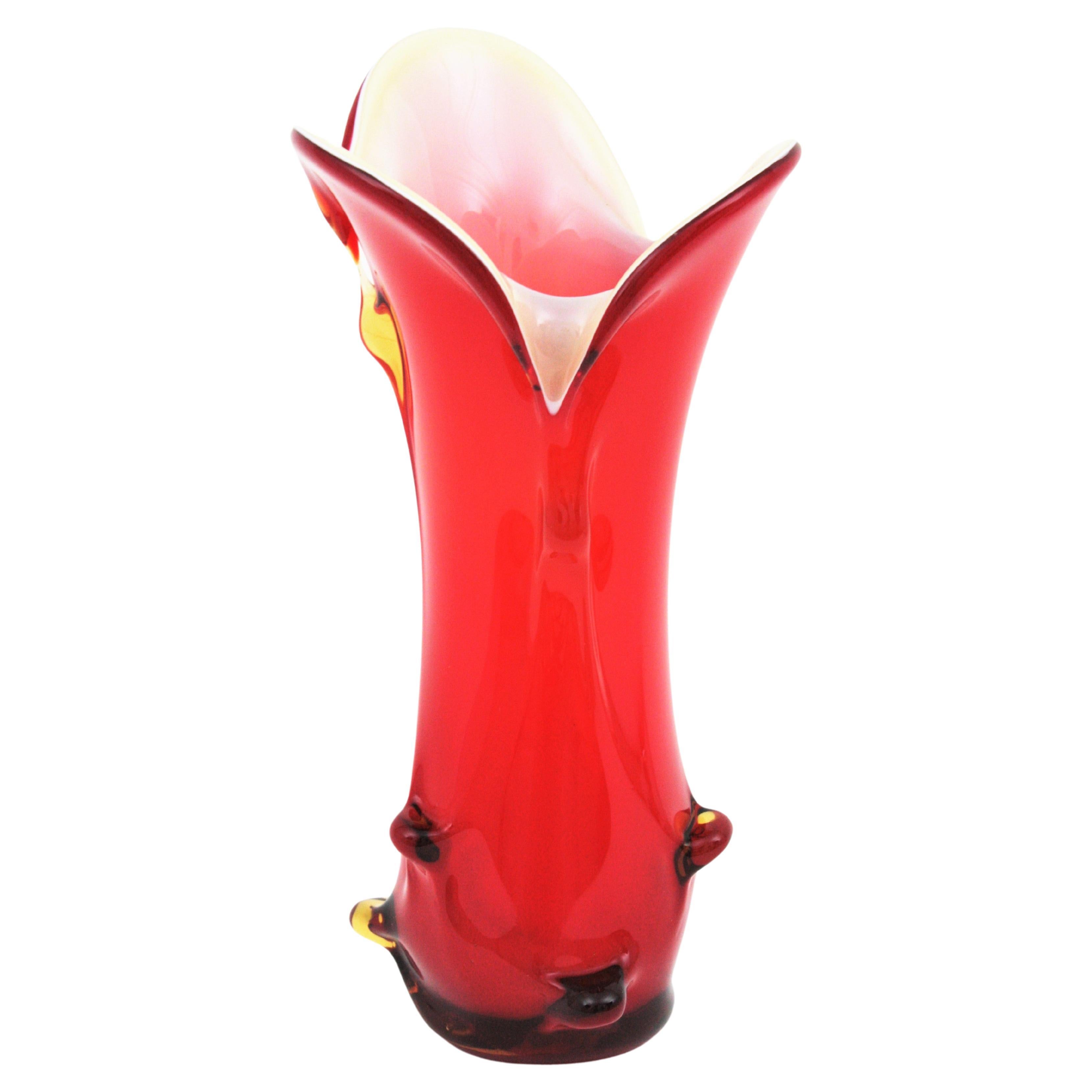 Vase tiré en verre d'art italien Sommerso rouge et blanc de Murano