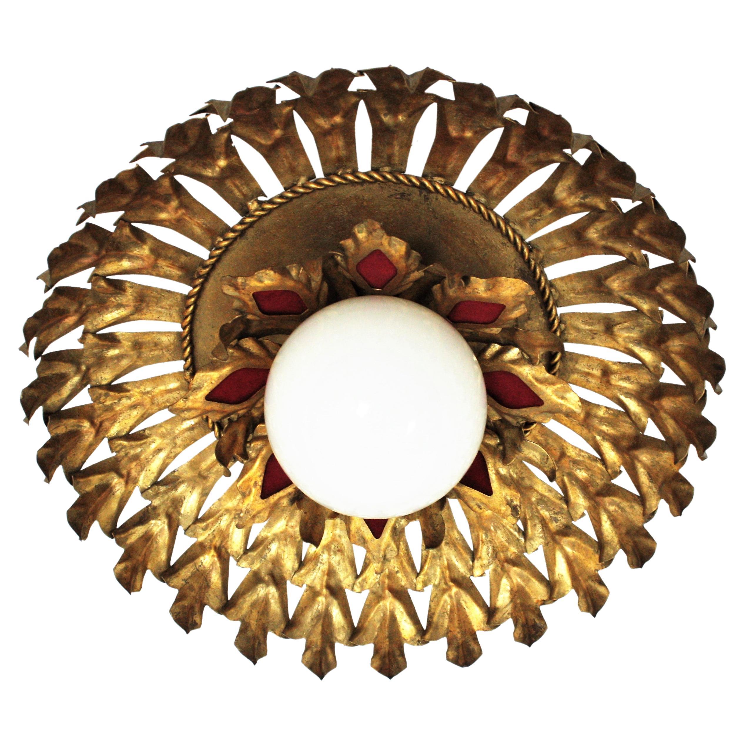 Monture encastrée Sunburst en fer doré avec globe en verre dépoli