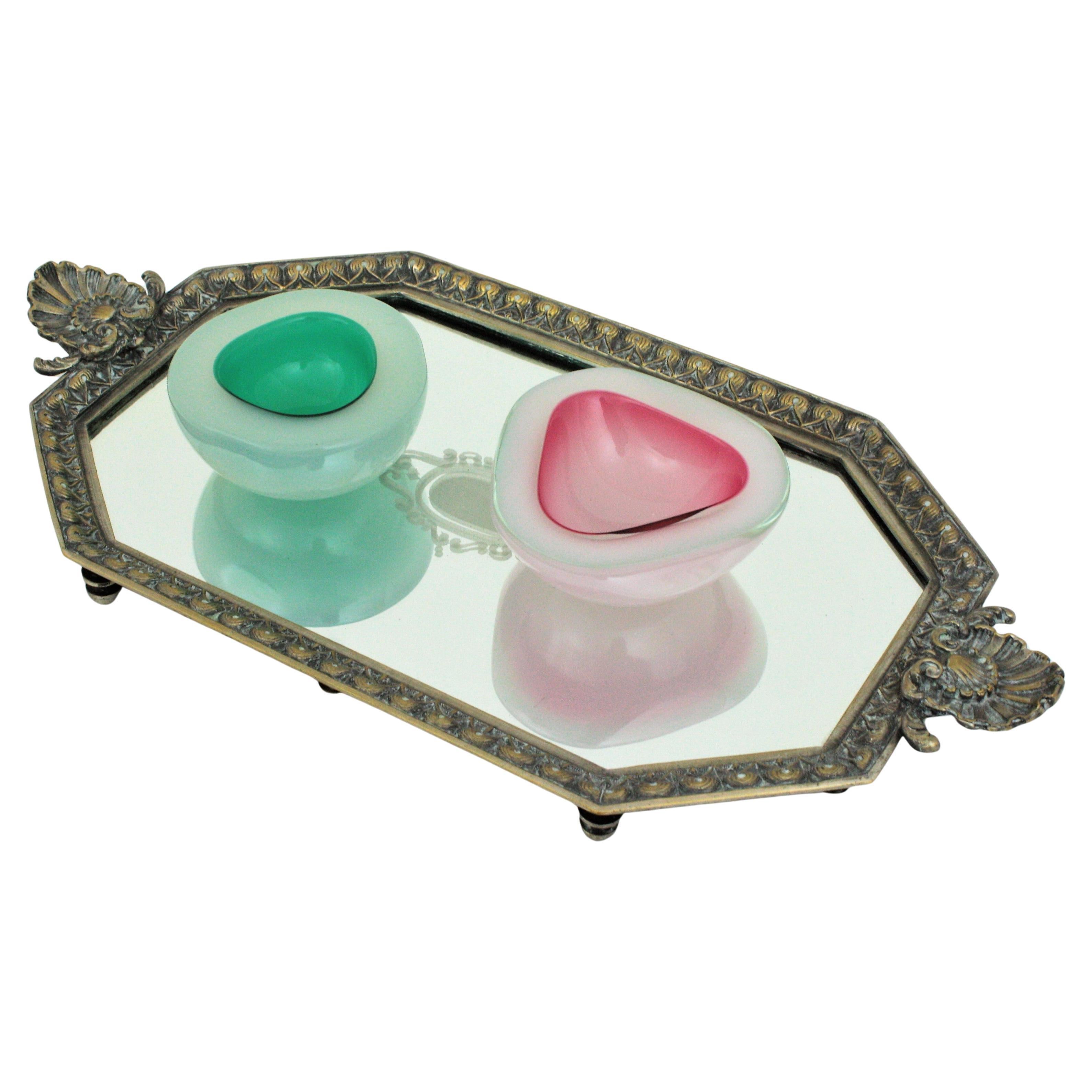 Art déco Plateau Art Déco français avec motif de coquillages, bronze et miroir gravé en vente