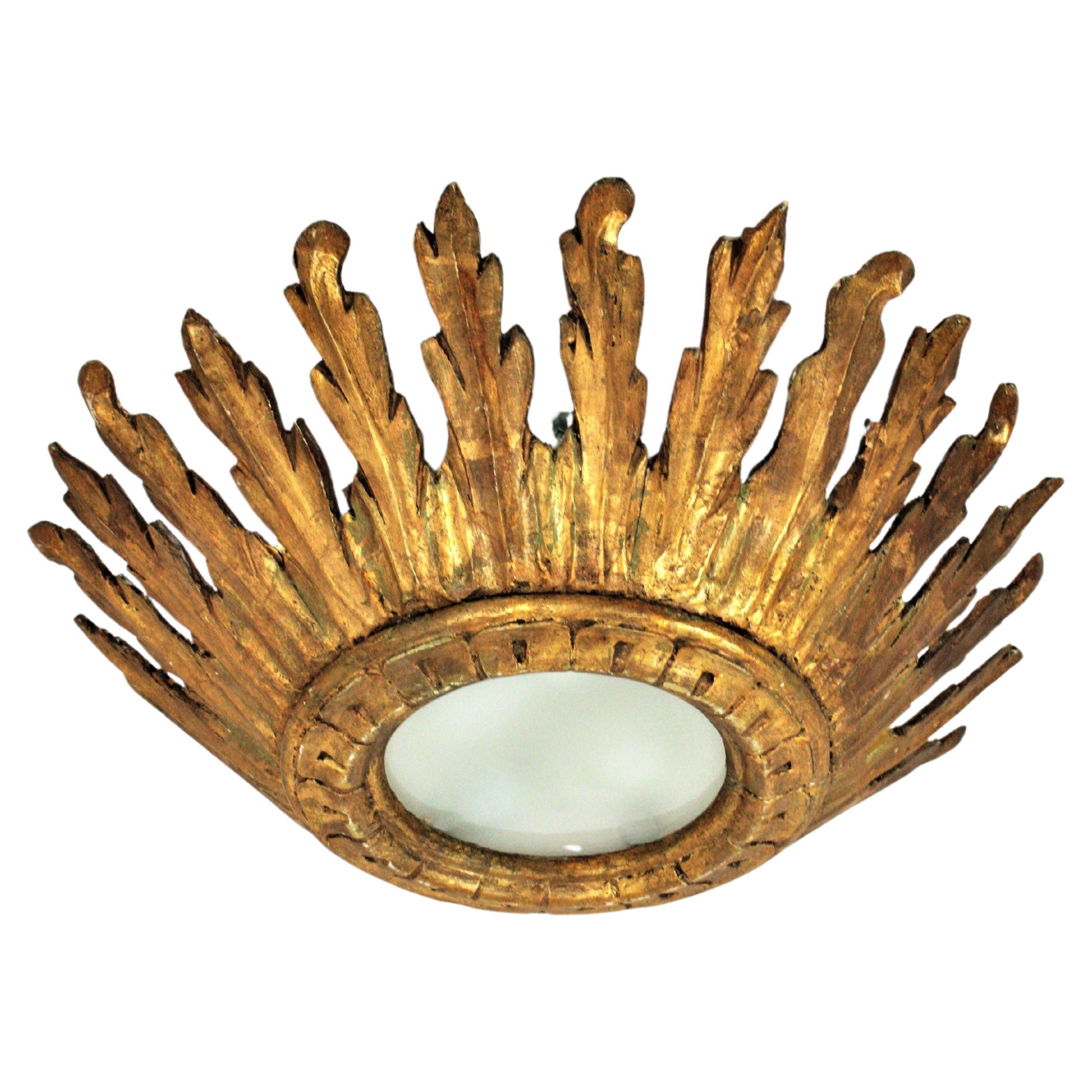 Empotrable de techo Sunburst Crown de madera dorada, barroco español en venta