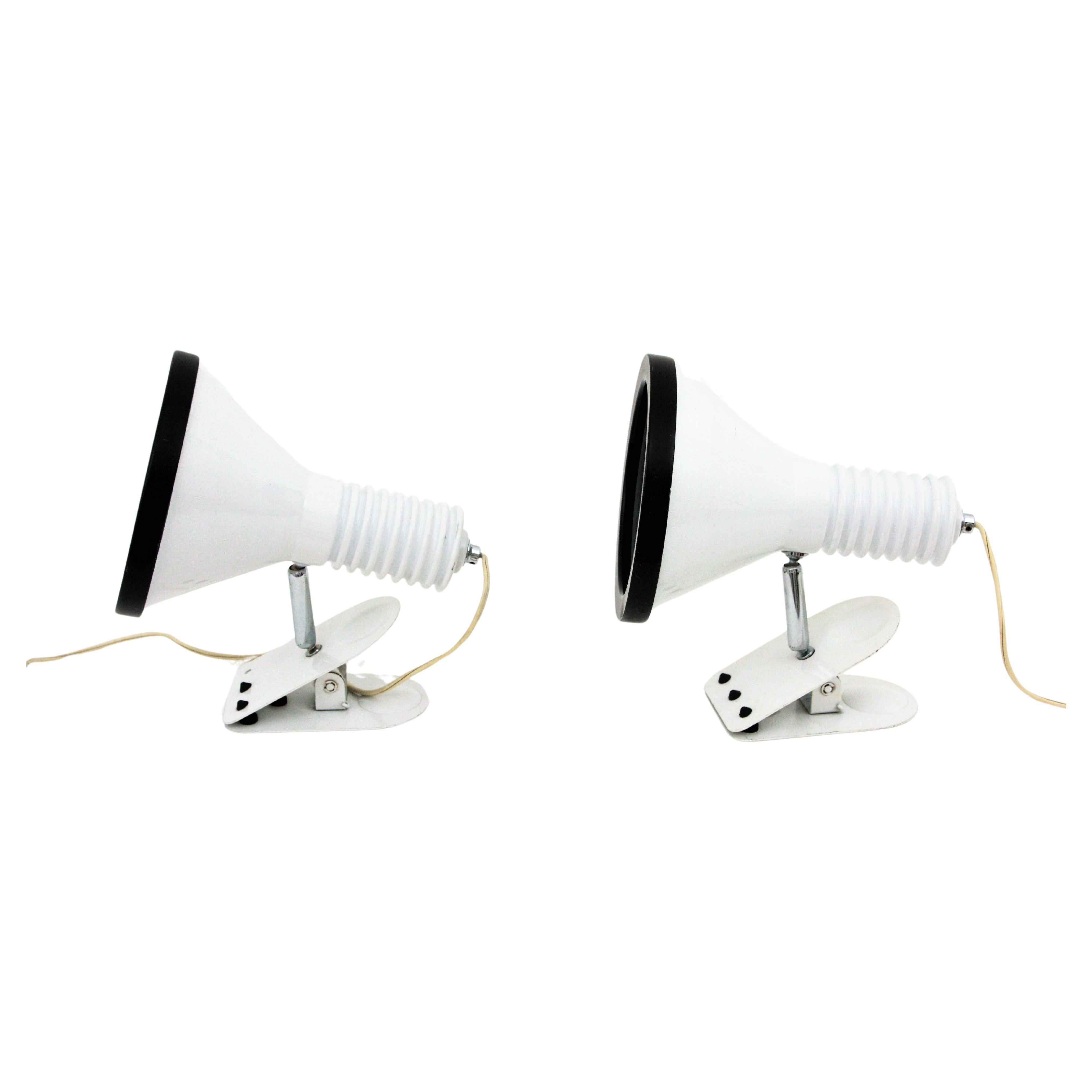 Pair of clamp wall or table light.
Miguel Milá for TRAMO
Spain, 1970s
White lacquered metal with black accents on the frontal part.
The lampshade swivels on the clamp allowing rotation and different positions.
Original wiring tested in working