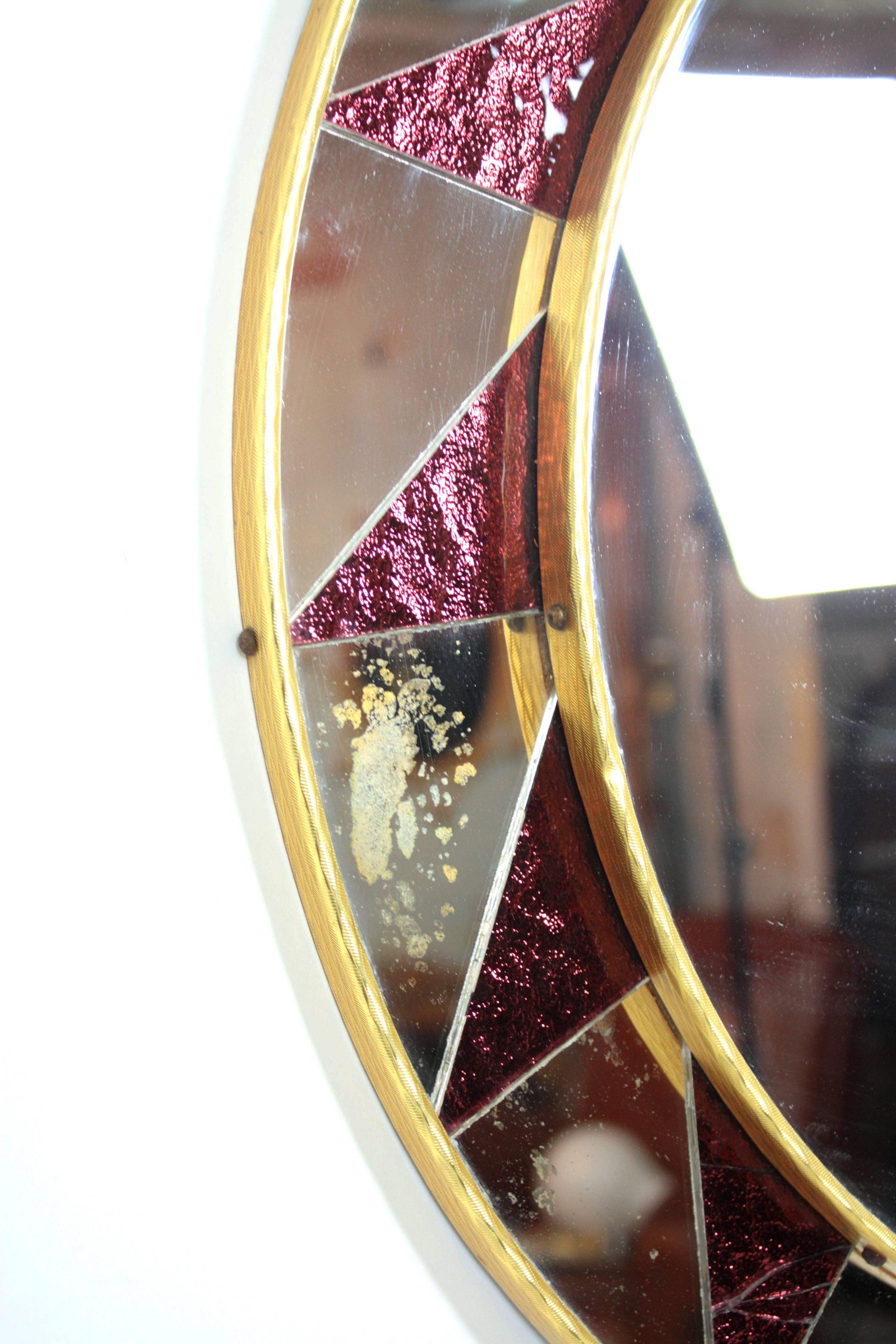 Verre Miroir circulaire en mosaïque des années 1960, encadré par un motif de miroirs en miroir gaufré en vente