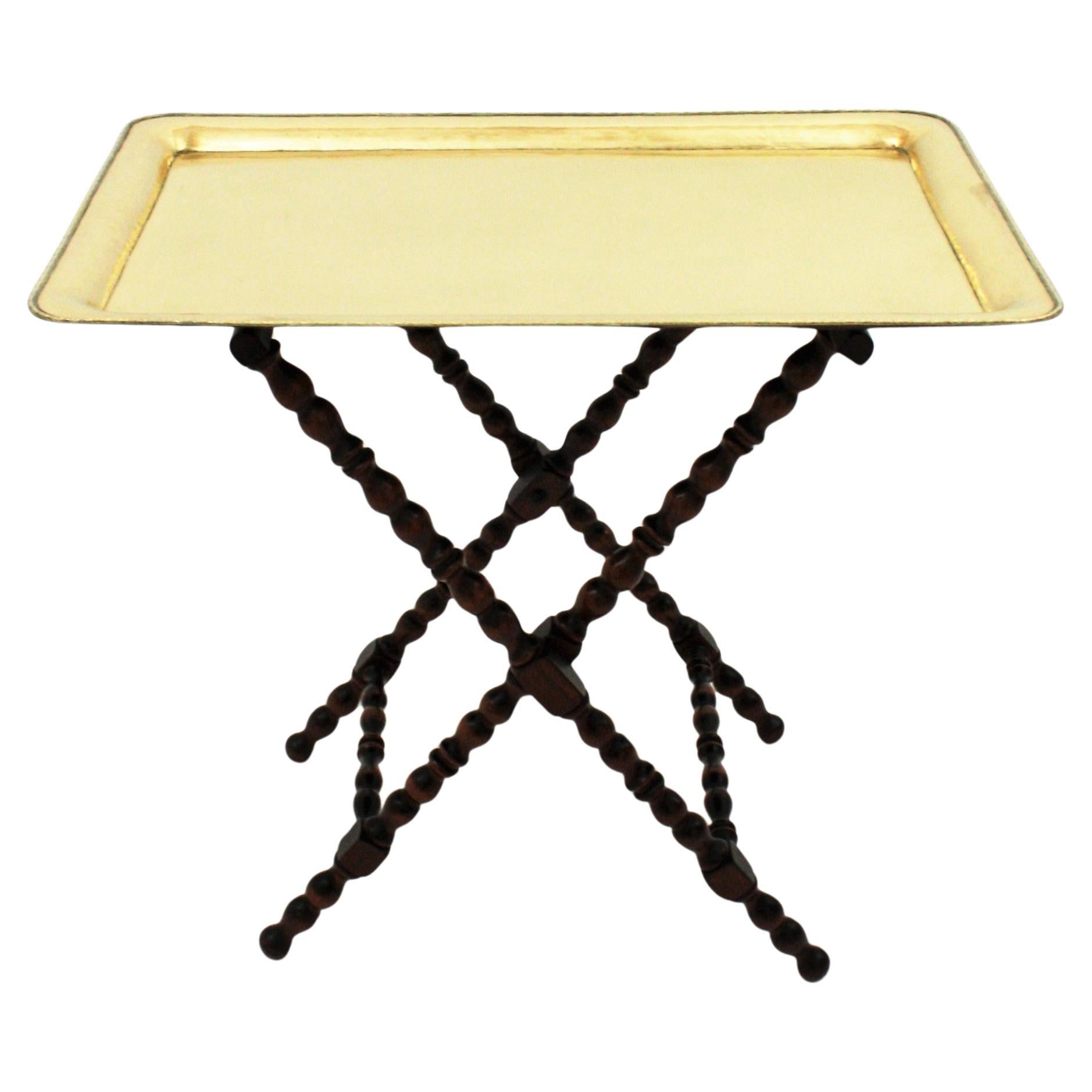 Tavolino in ottone o tavolo pieghevole di metà secolo moderno con base in Wood tornito, Spagna, anni '60.
Base a X pieghevole in legno con vassoio rimovibile in ottone.
Può essere utilizzato come vassoio da portata, vassoio da bar o da cocktail e