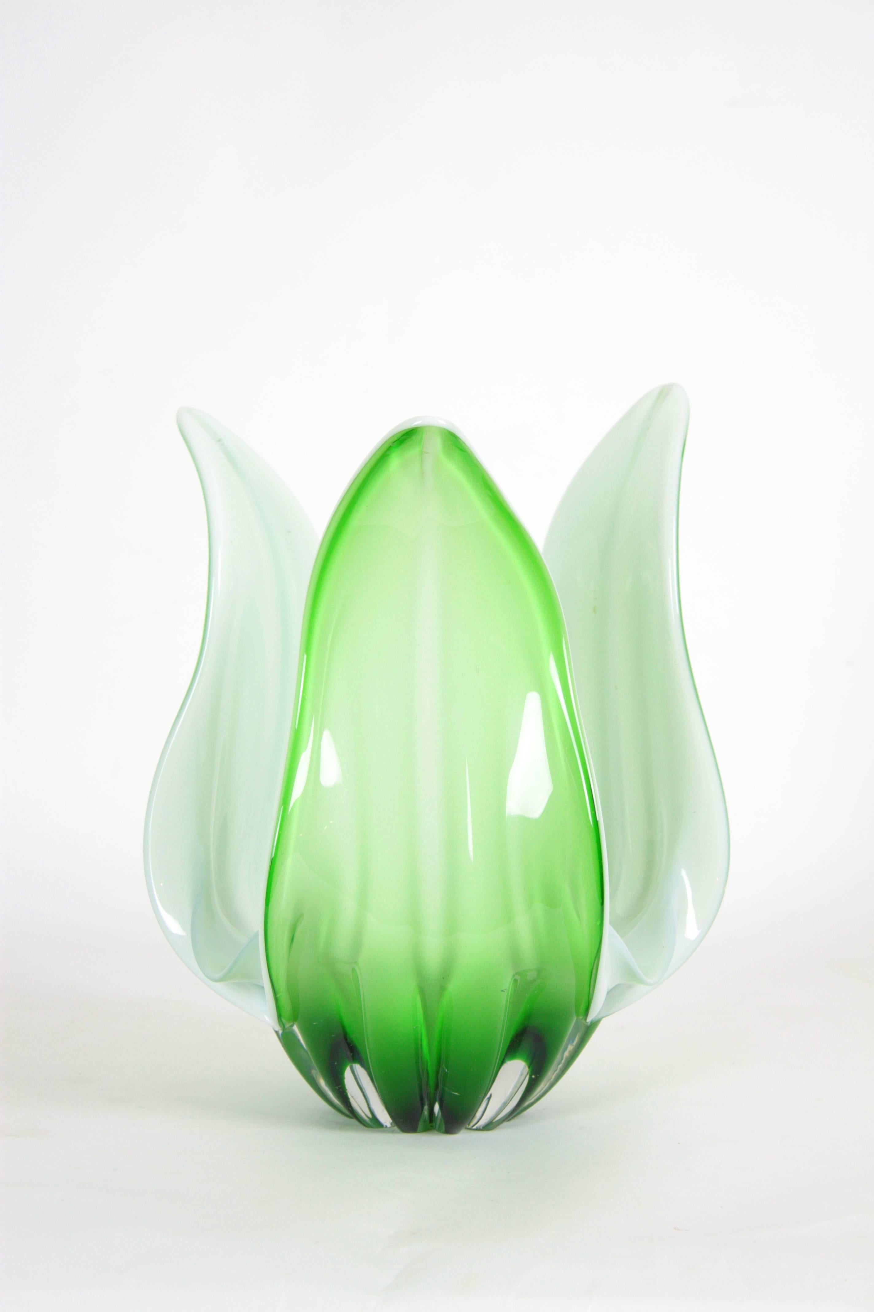 Mid-20th Century Mid-Century Modern Italian Green Opal and White Murano Glass Centerpiece