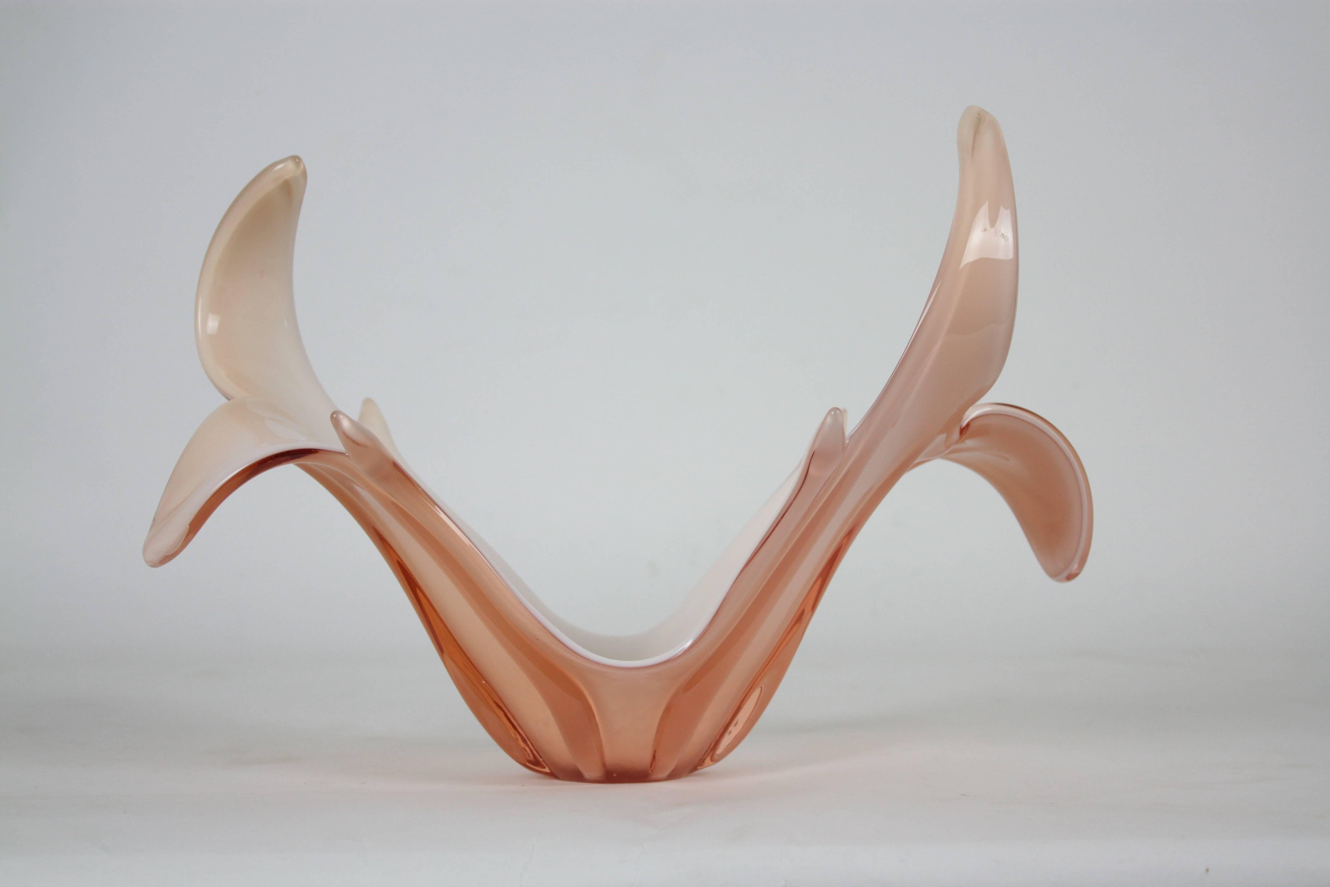 Sculptural Baby Pink and White Murano Glass Centerpiece. Italy, circa 1960 2