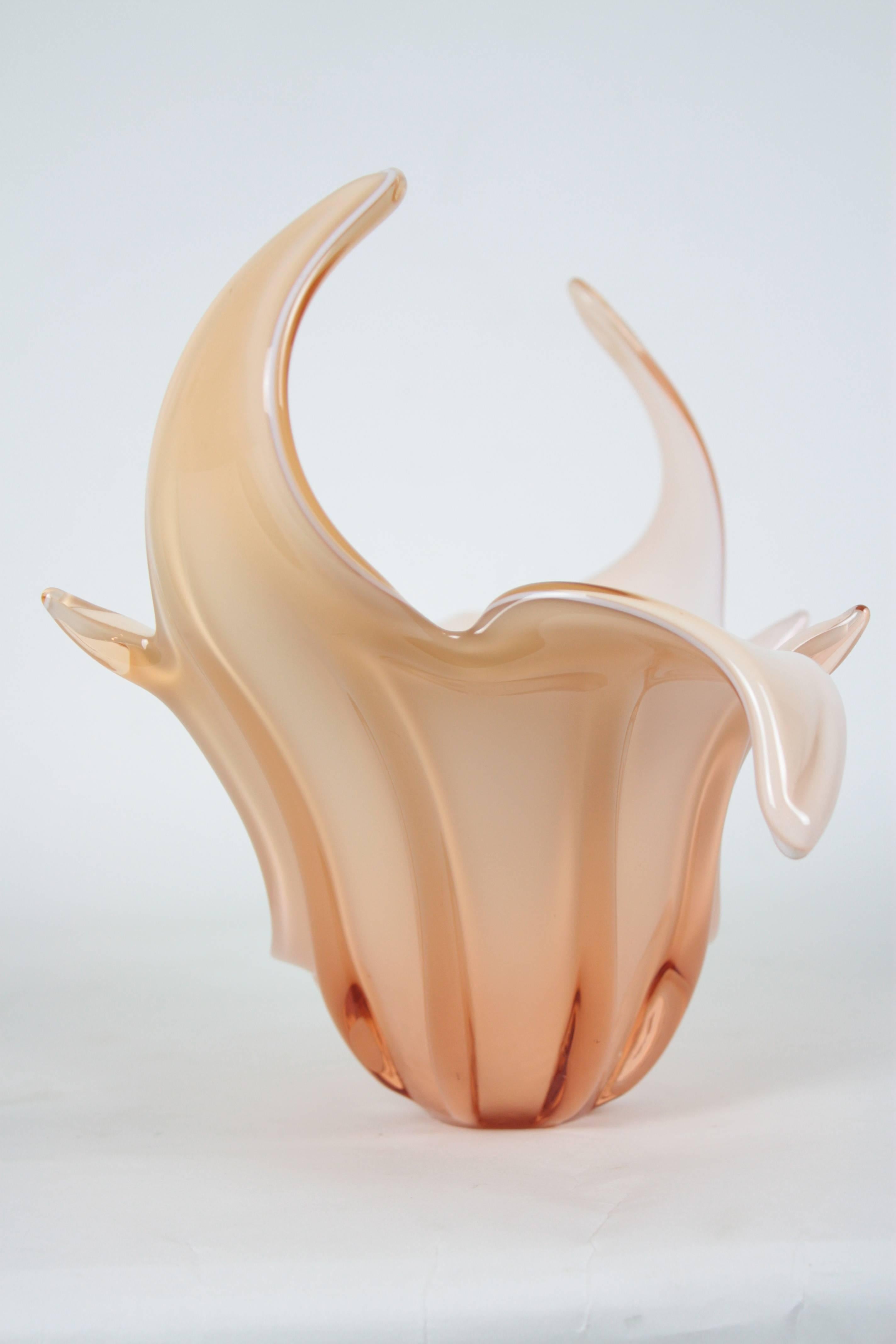 Sculptural Baby Pink and White Murano Glass Centerpiece. Italy, circa 1960 In Excellent Condition In Barcelona, ES