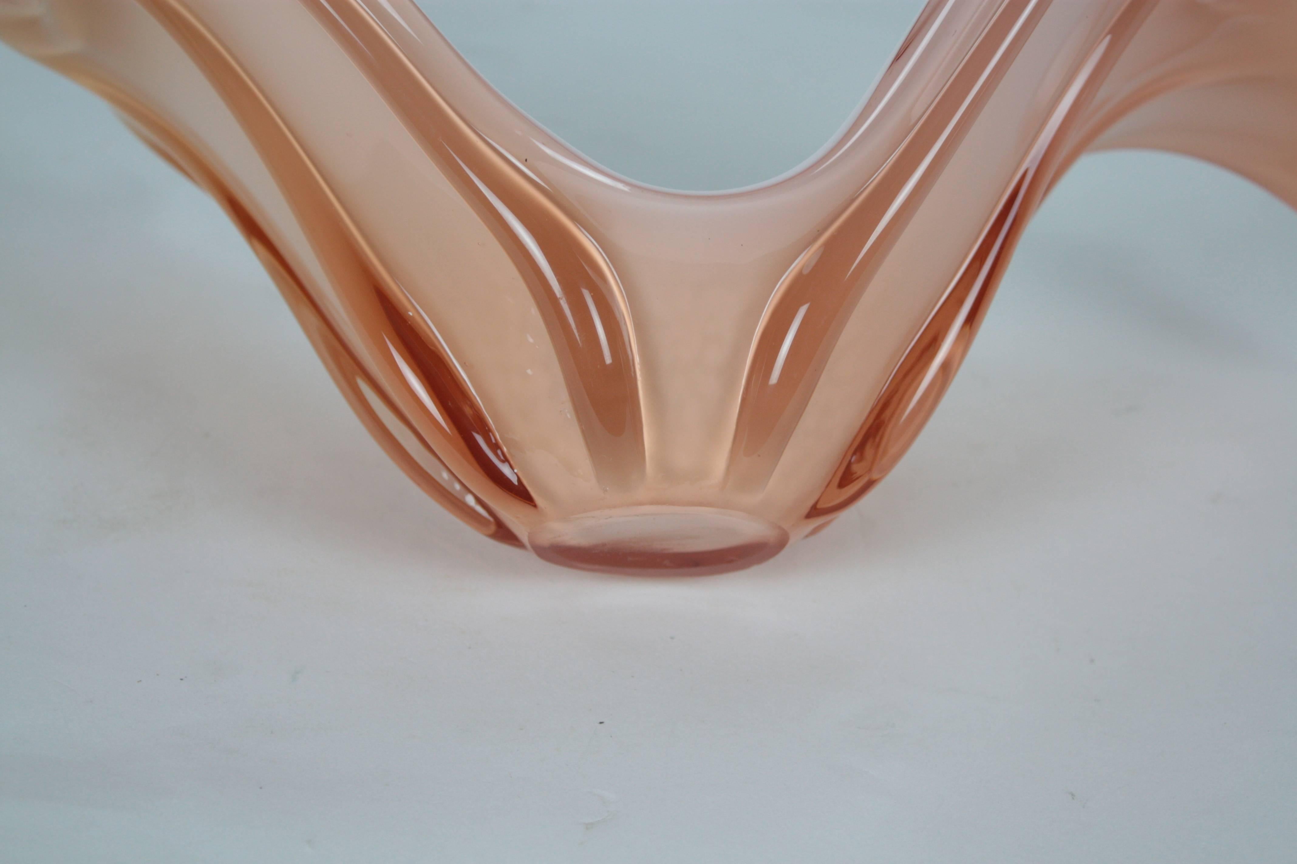 Sculptural Baby Pink and White Murano Glass Centerpiece. Italy, circa 1960 3